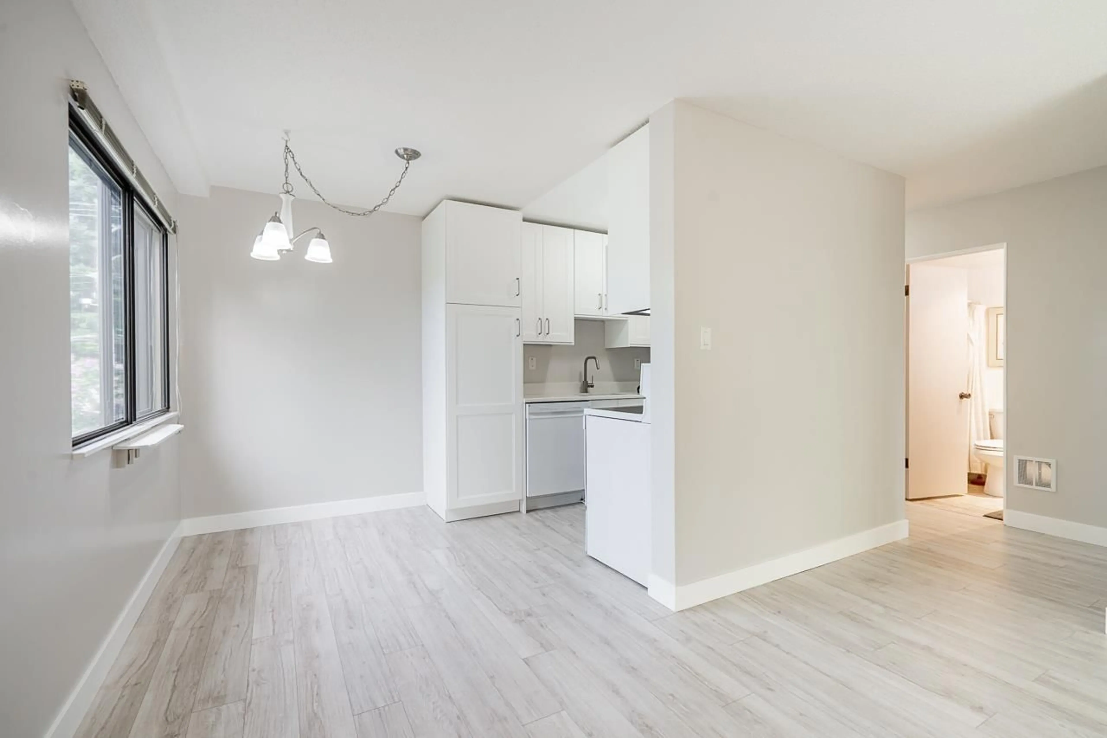 A pic of a room for 206 - 15020 NORTH BLUFF ROAD, White Rock British Columbia V4B5A4