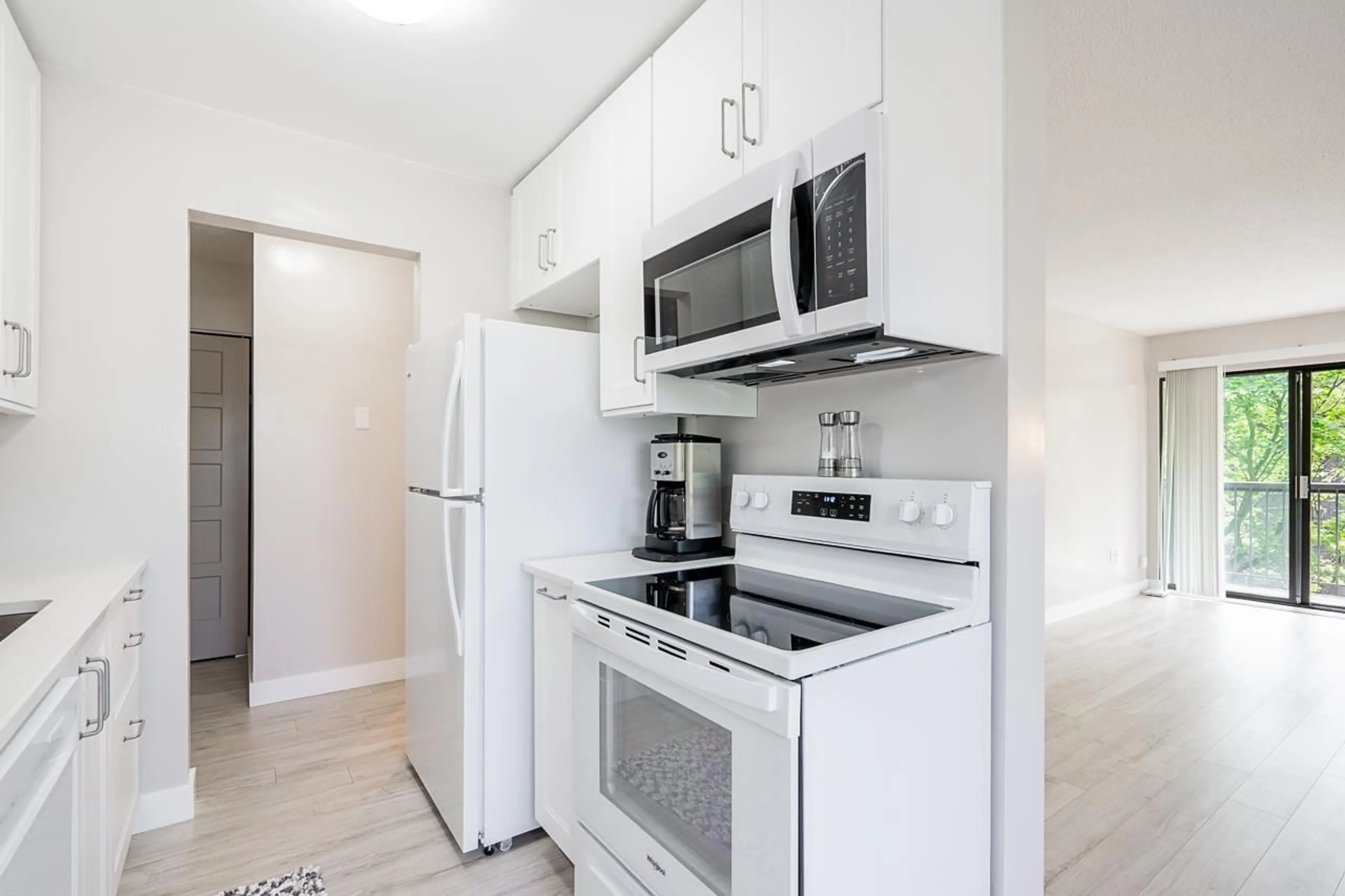 Standard kitchen, unknown for 206 - 15020 NORTH BLUFF ROAD, White Rock British Columbia V4B5A4