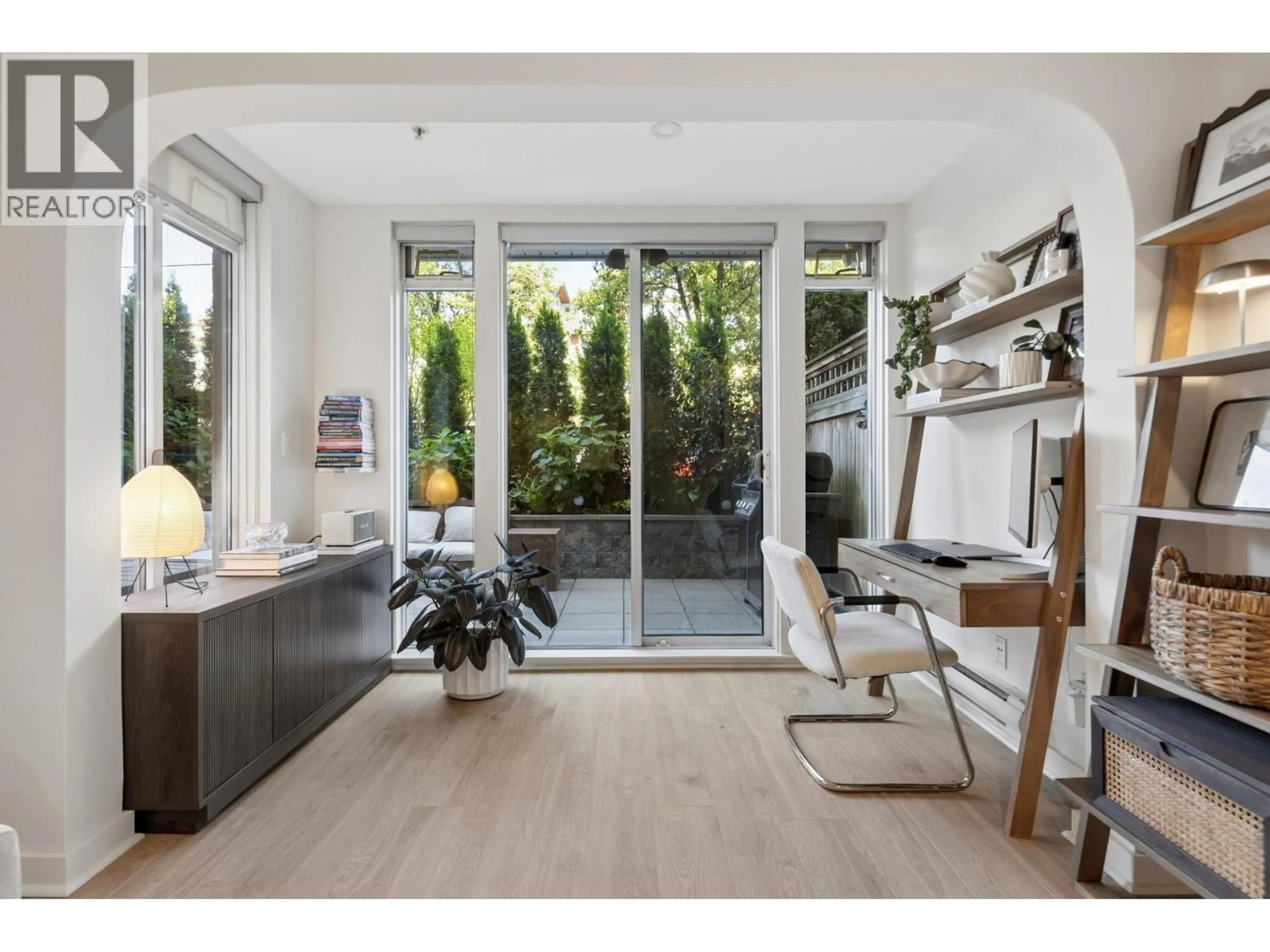 Indoor entryway for 114 - 155 3RD STREET, North Vancouver British Columbia V7L1E5