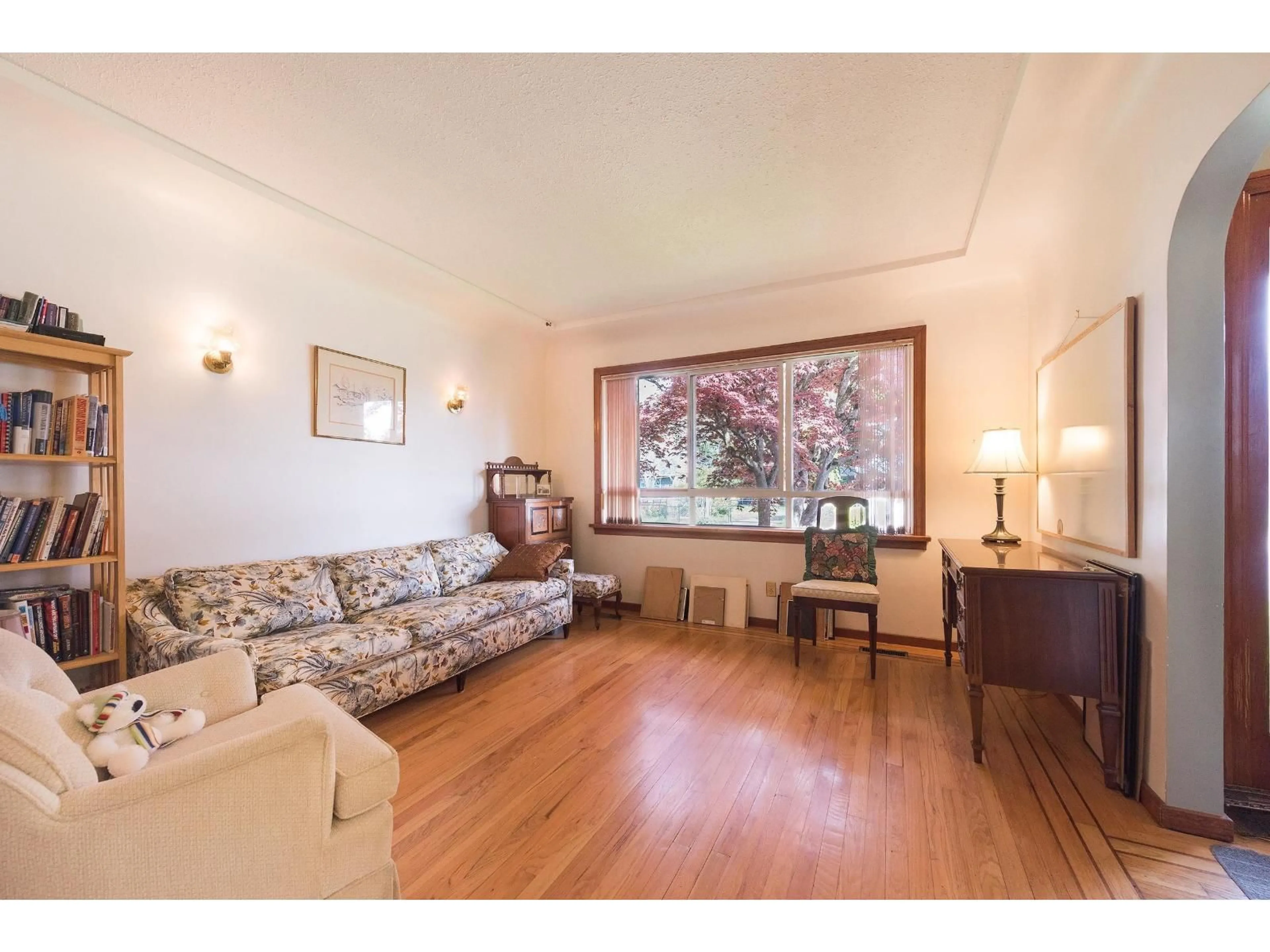 Living room with furniture, wood/laminate floor for 9747 SIDNEY STREET, Chilliwack British Columbia V2P4G5