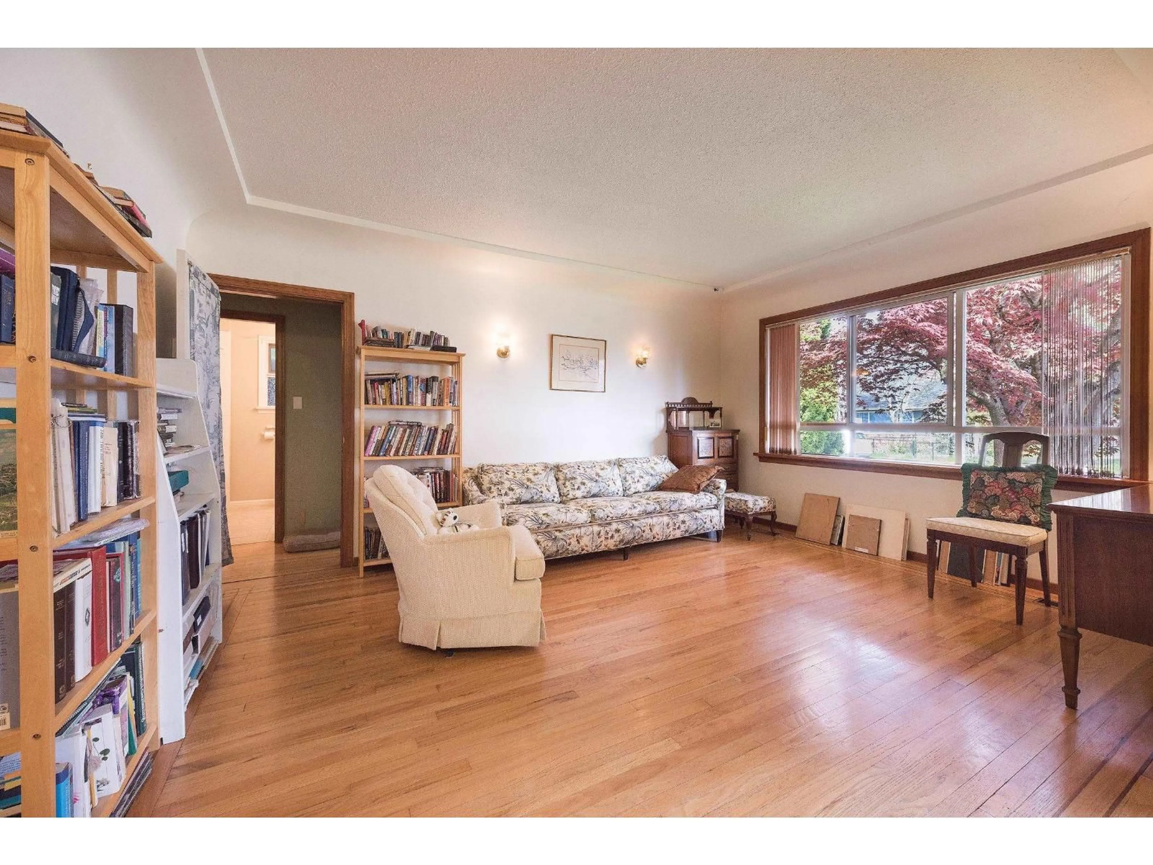 Living room with furniture, wood/laminate floor for 9747 SIDNEY STREET, Chilliwack British Columbia V2P4G5
