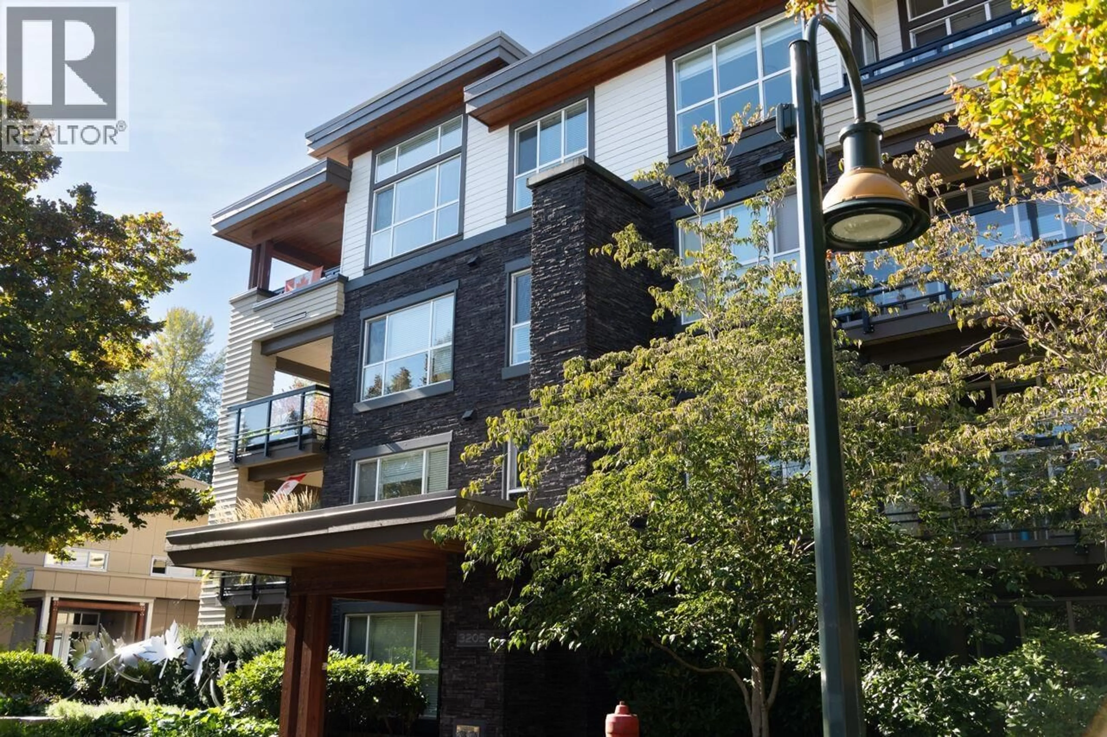 Patio, building for 312 - 3205 MOUNTAIN HIGHWAY, North Vancouver British Columbia V7K2H4