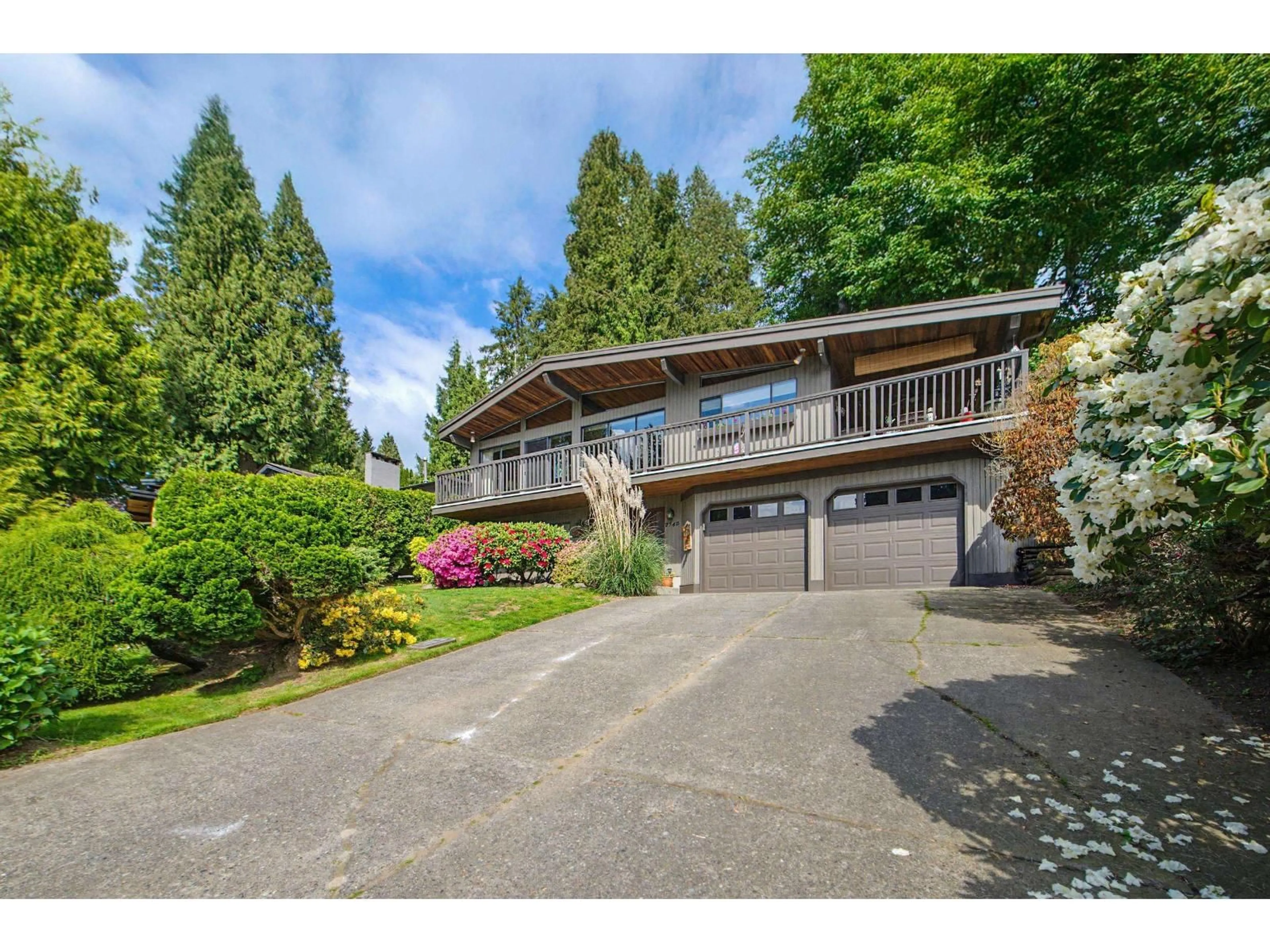 A pic from outside/outdoor area/front of a property/back of a property/a pic from drone, street for 2740 MARBLE HILL DRIVE, Abbotsford British Columbia V3G1C3