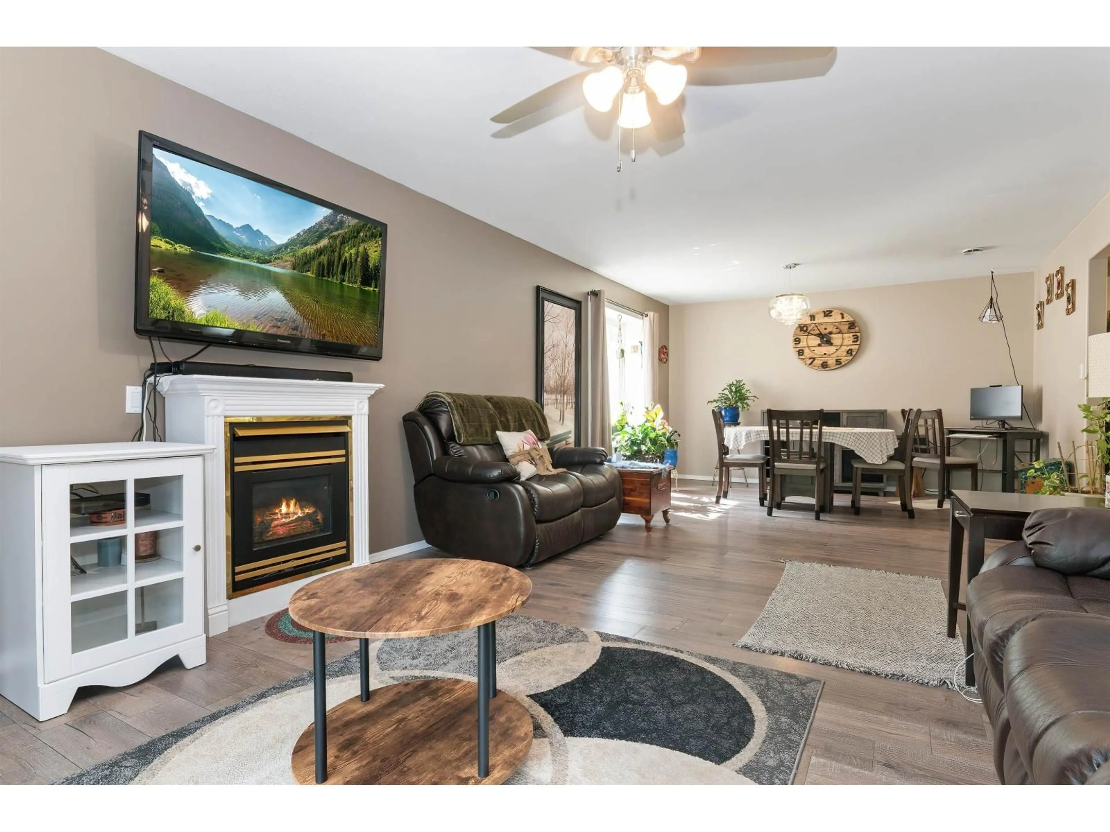 Living room with furniture, wood/laminate floor for 6 - 455 RUPERT STREET, Hope British Columbia V0X1L0