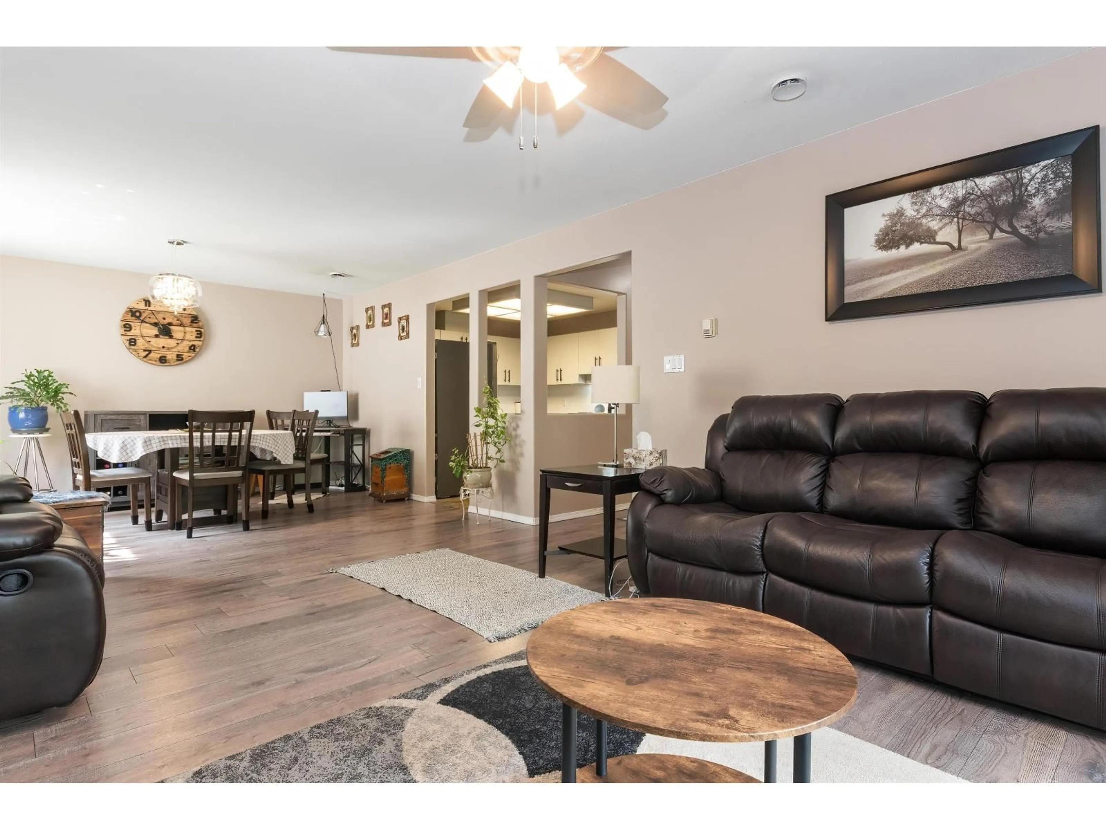 Living room with furniture, wood/laminate floor for 6 - 455 RUPERT STREET, Hope British Columbia V0X1L0