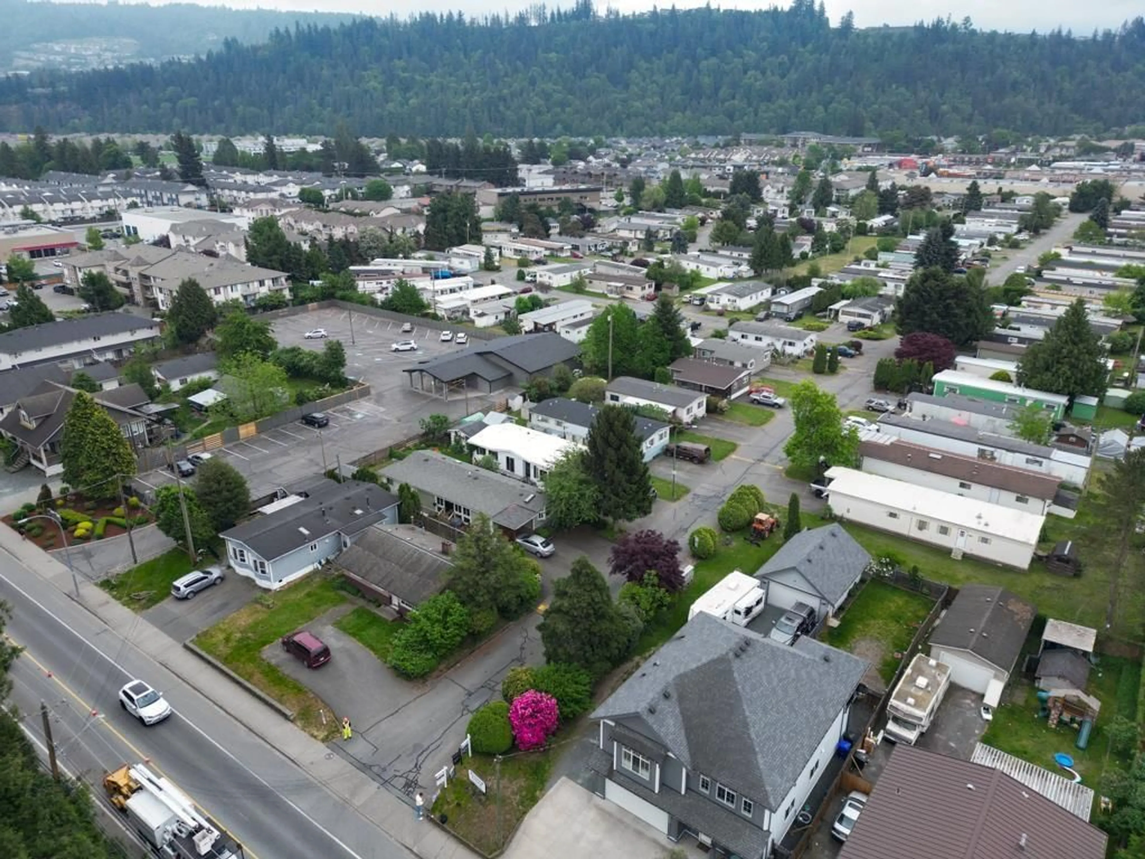 A pic from outside/outdoor area/front of a property/back of a property/a pic from drone, street for 106 - 45640 WATSON ROAD, Chilliwack British Columbia V2R3P8
