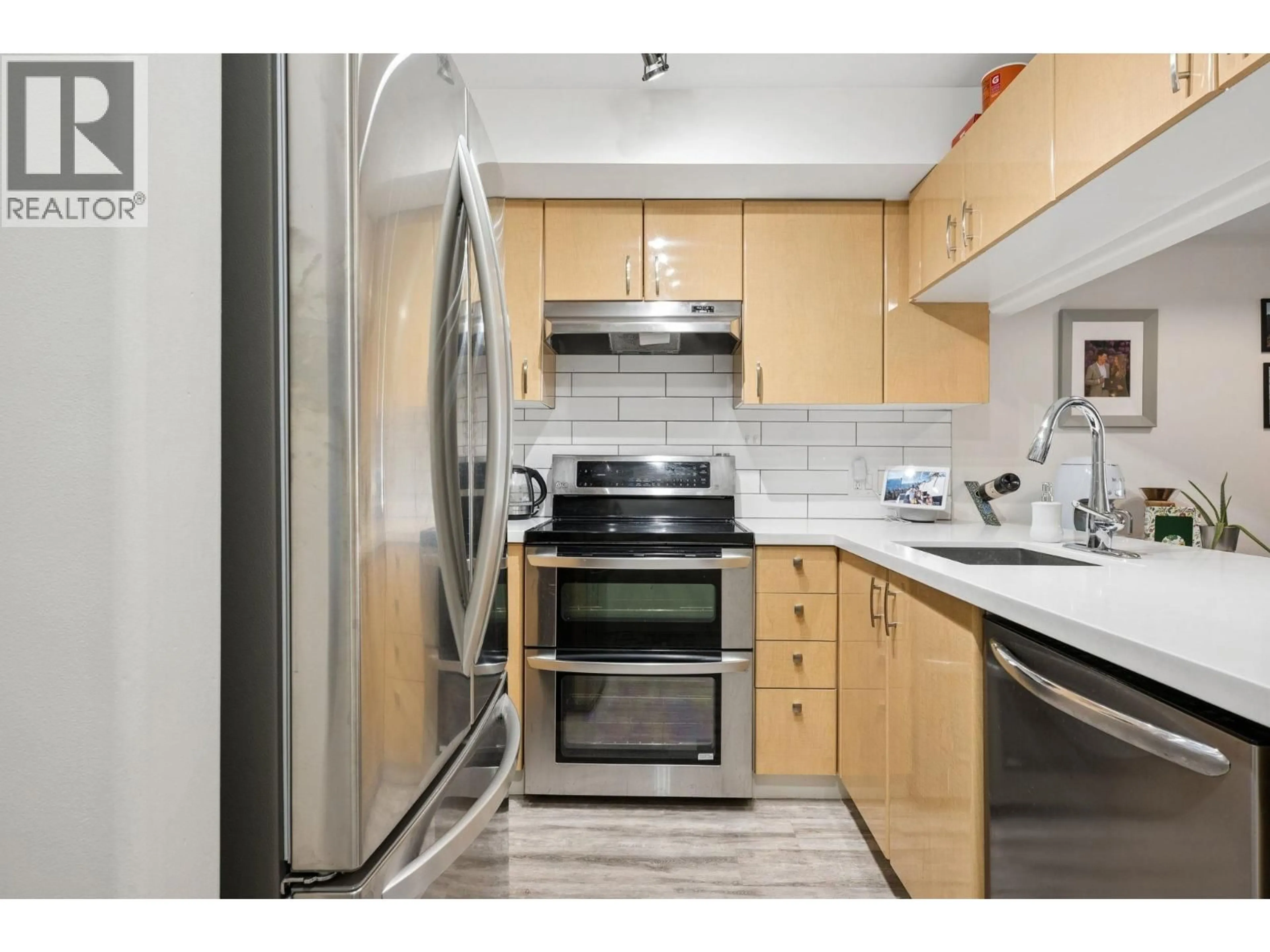Standard kitchen, unknown for 208 - 988 W 21ST AVENUE, Vancouver British Columbia V5Z1Z1