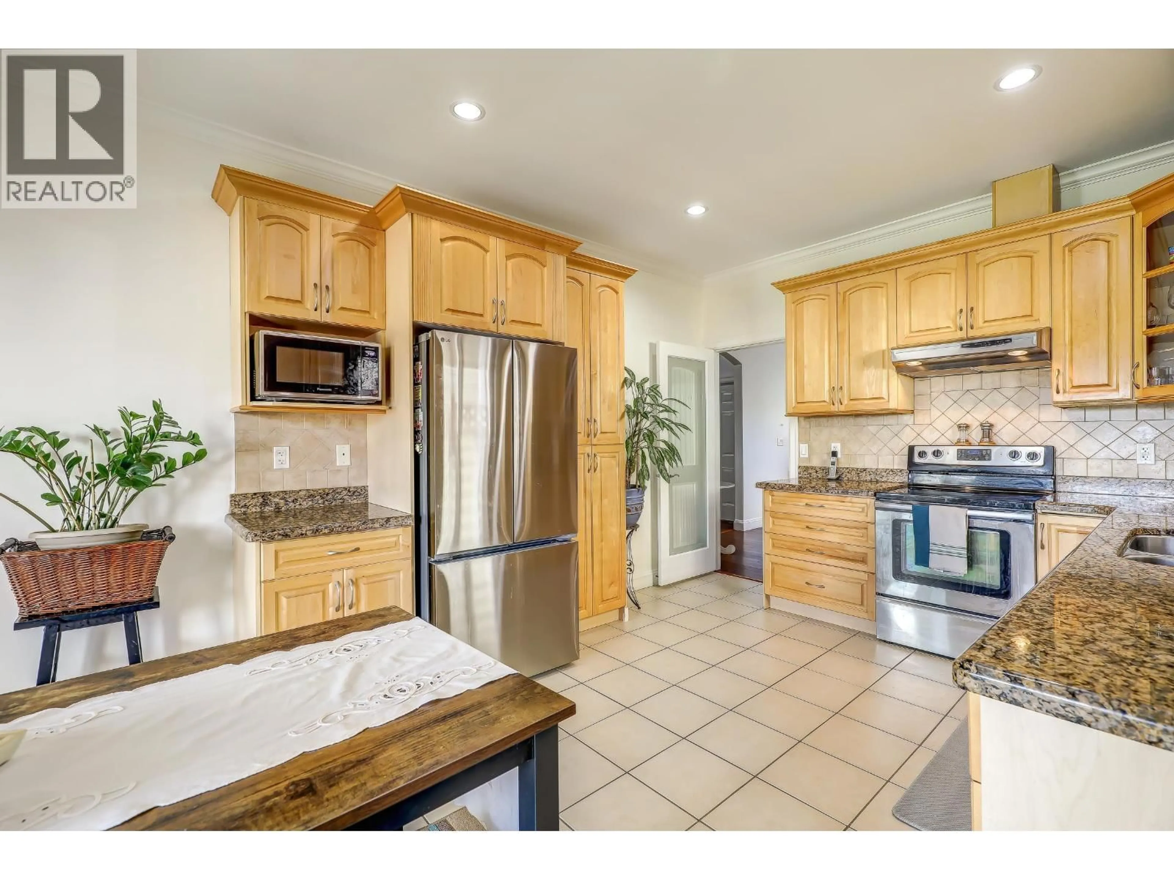 Open concept kitchen, ceramic/tile floor for 7448 17TH AVE AVENUE, Burnaby British Columbia V3N1L4