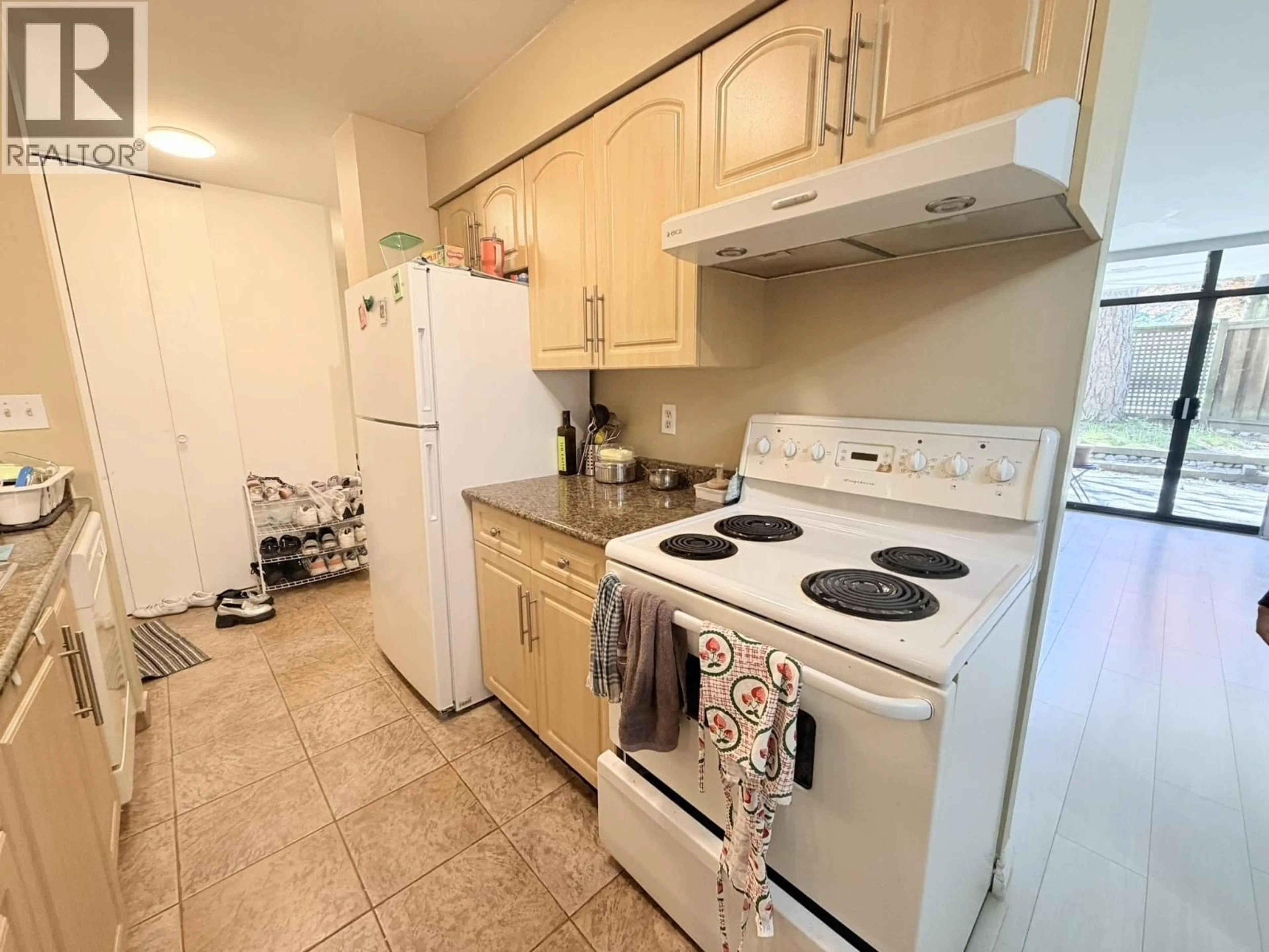 Standard kitchen, unknown for 105 - 5932 PATTERSON AVENUE, Burnaby British Columbia V5H4B4