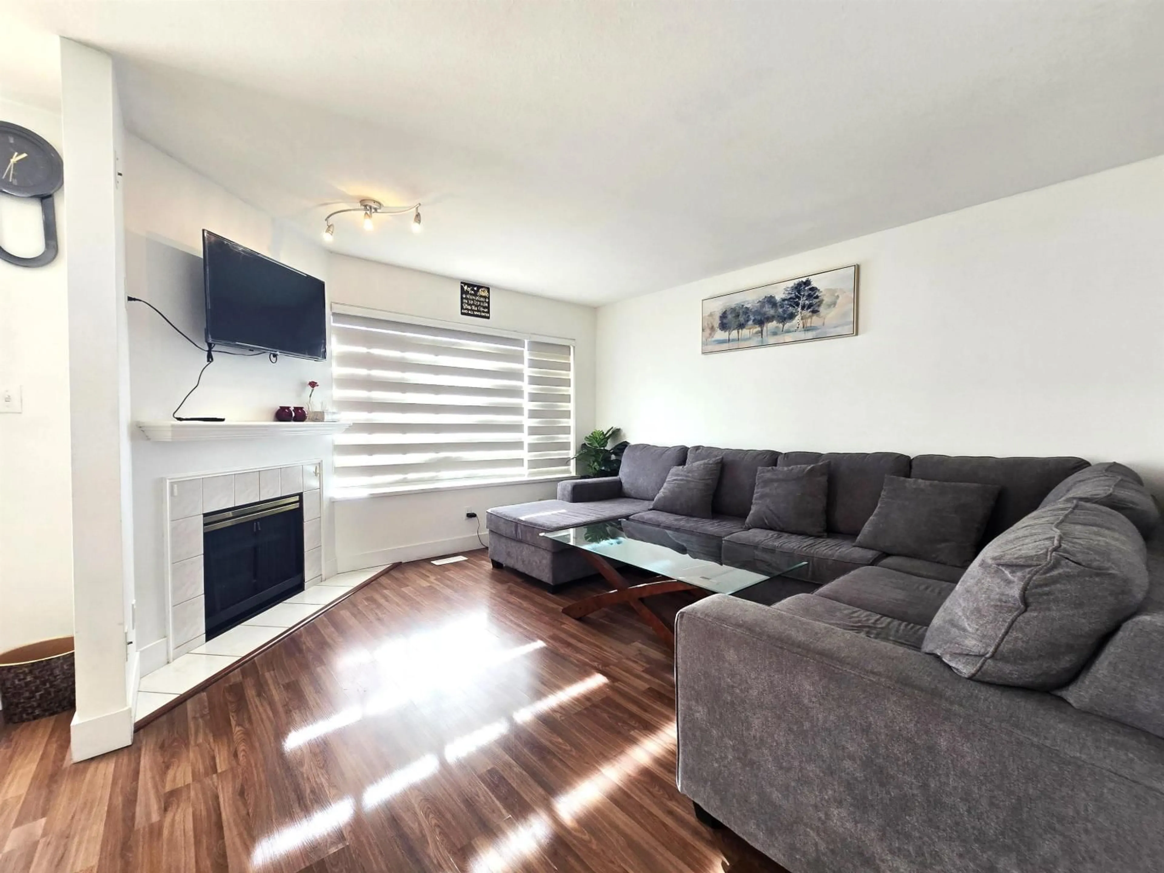 Living room with furniture, wood/laminate floor for 6 - 3070 TOWNLINE ROAD, Abbotsford British Columbia V2T5M2