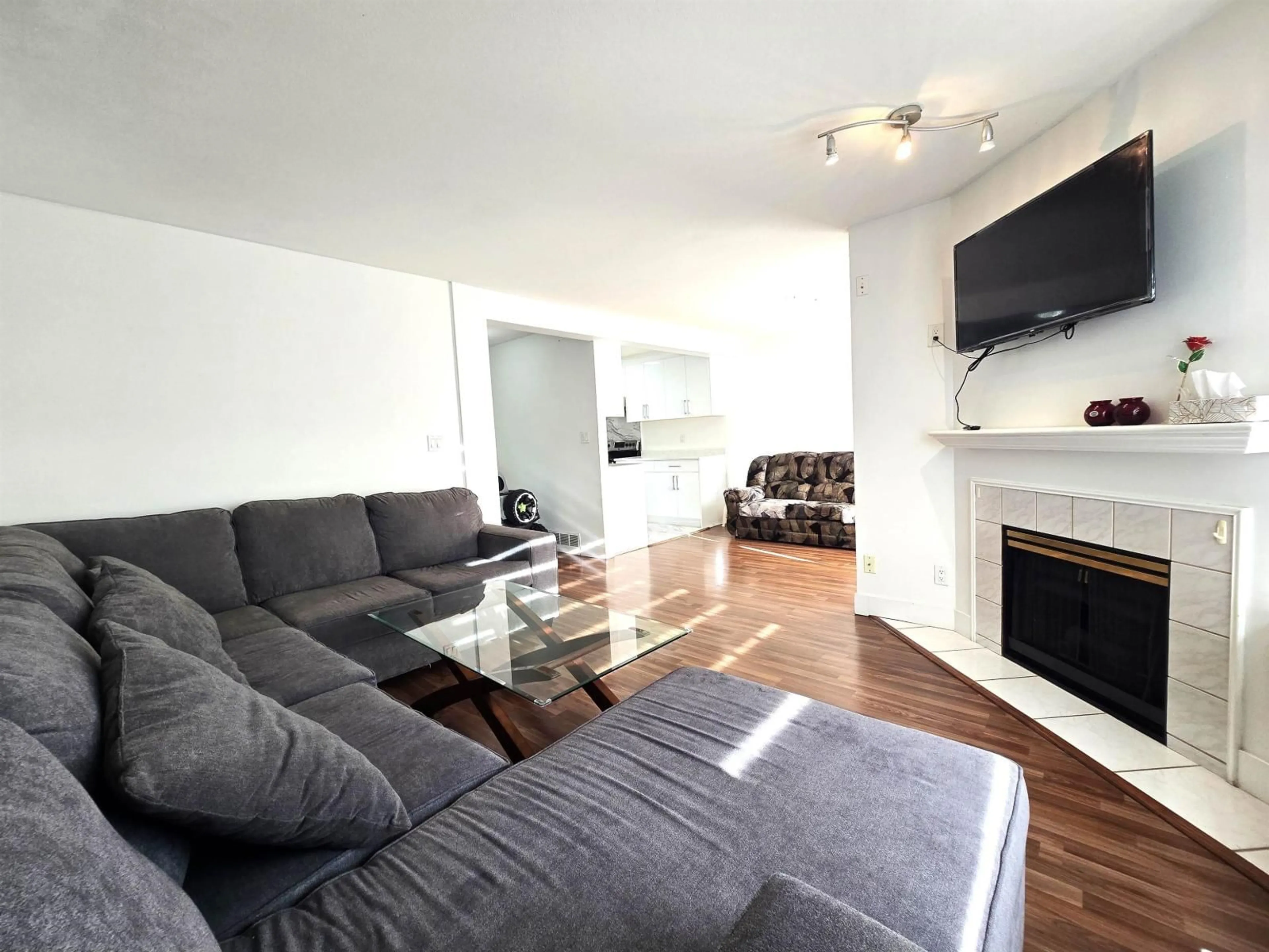 Living room with furniture, wood/laminate floor for 6 - 3070 TOWNLINE ROAD, Abbotsford British Columbia V2T5M2