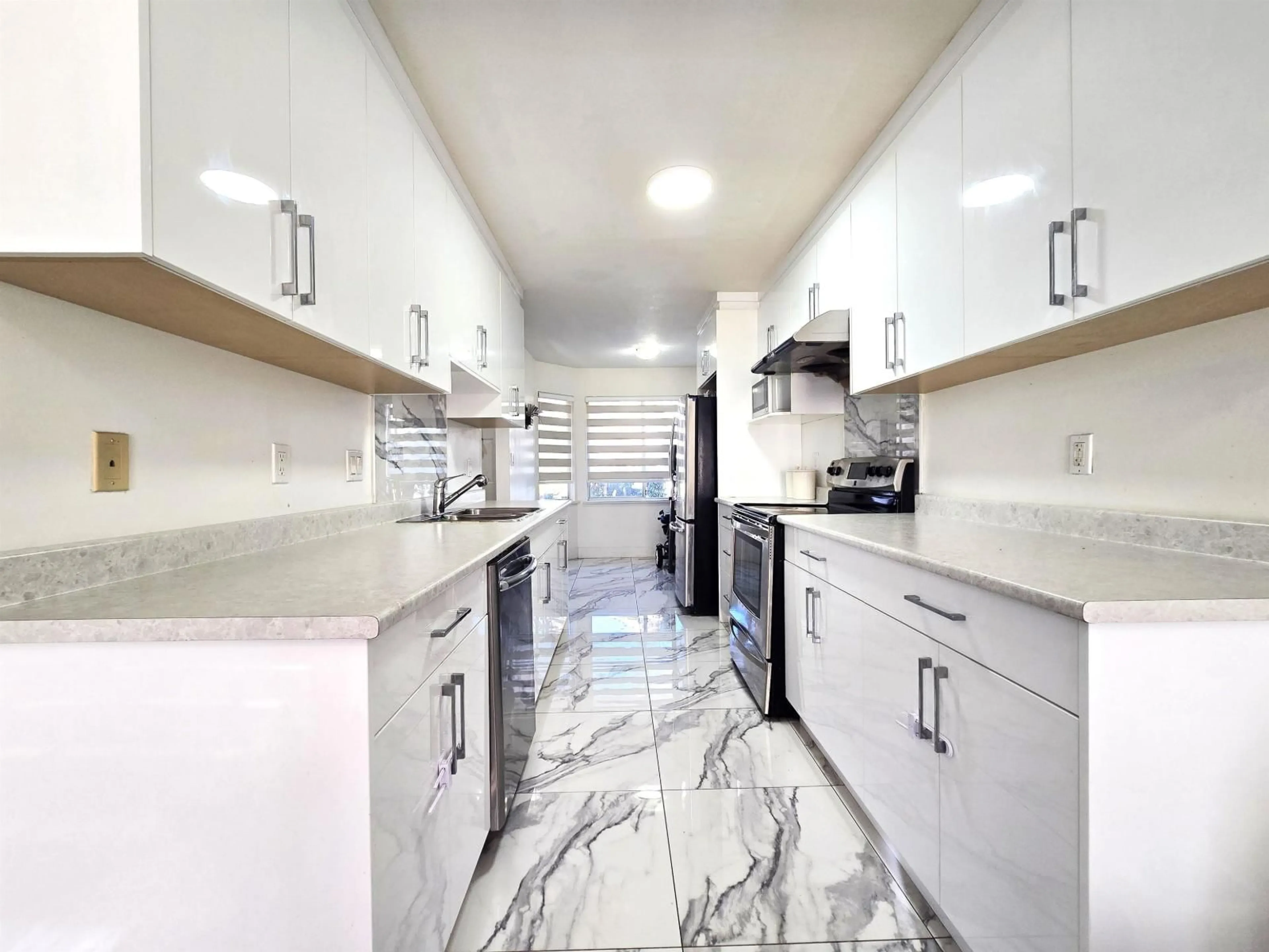 Contemporary kitchen, ceramic/tile floor for 6 - 3070 TOWNLINE ROAD, Abbotsford British Columbia V2T5M2