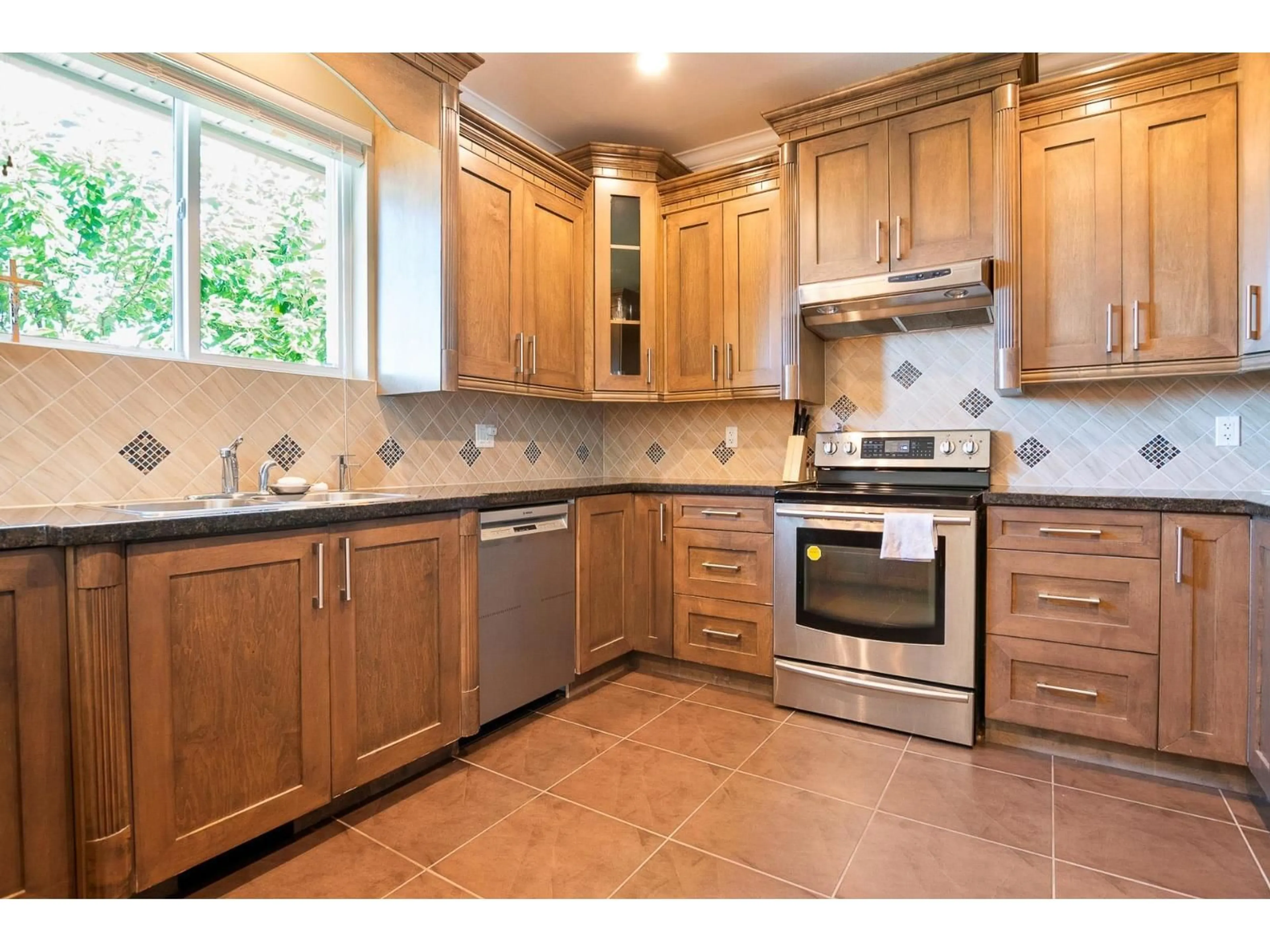 Standard kitchen, ceramic/tile floor for 47264 VISTA PLACE, Chilliwack British Columbia V2R0R9