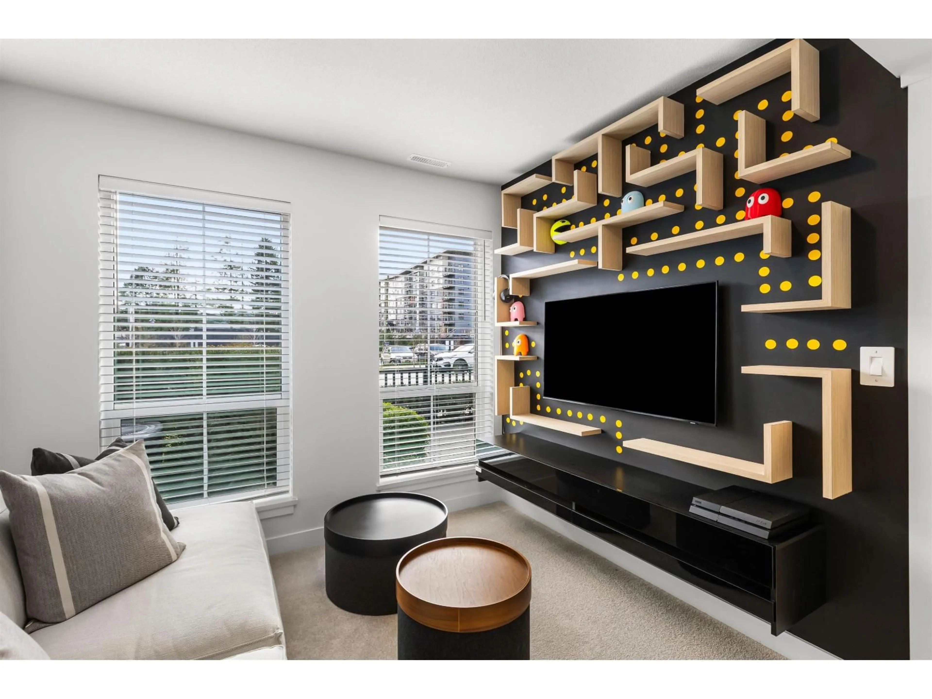 Living room with furniture, wood/laminate floor for 27 - 2891 MONTROSE AVENUE, Abbotsford British Columbia N0N0N0