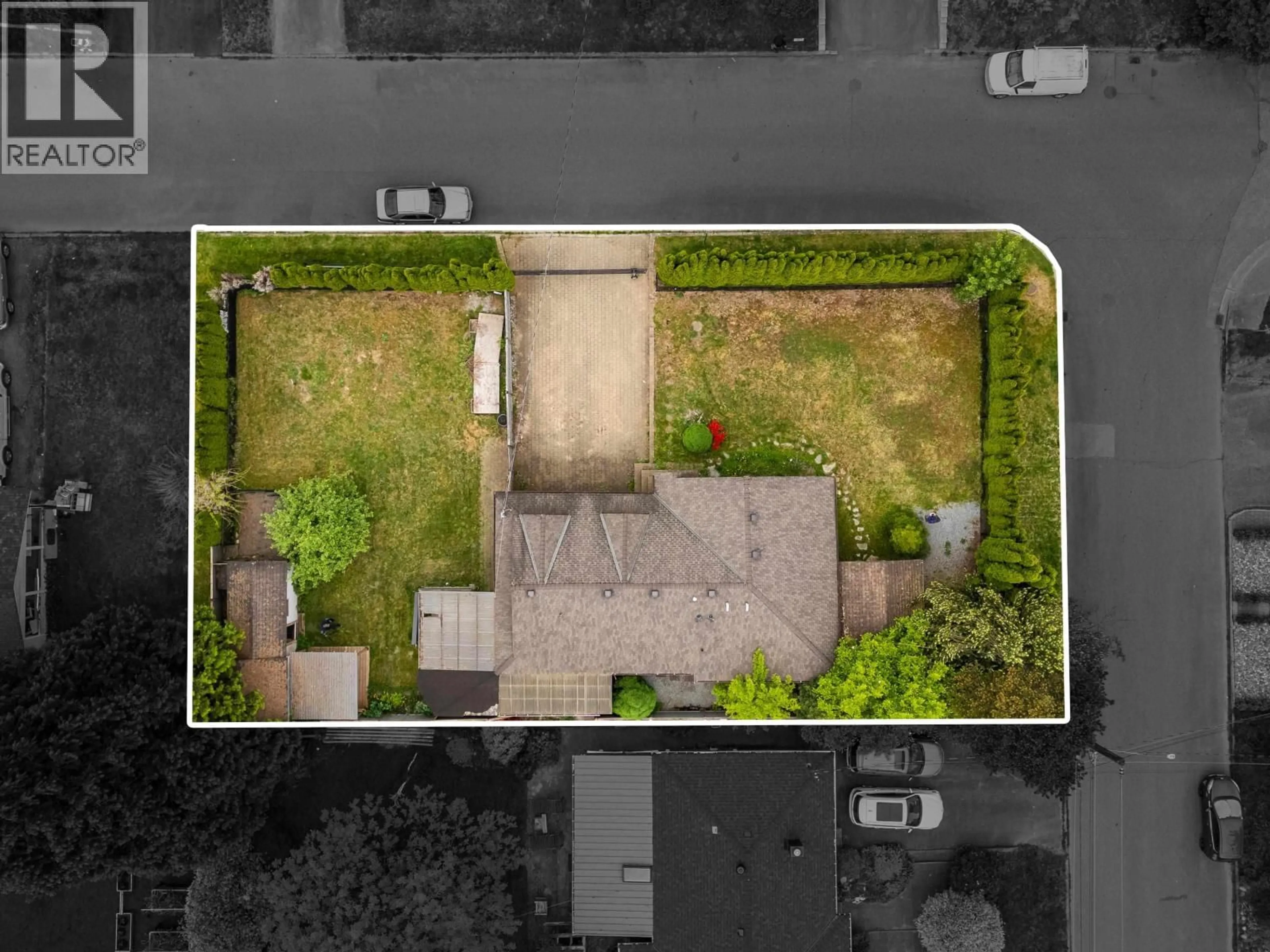 A pic from outside/outdoor area/front of a property/back of a property/a pic from drone, street for 20984 118 AVENUE, Maple Ridge British Columbia V2X2M7