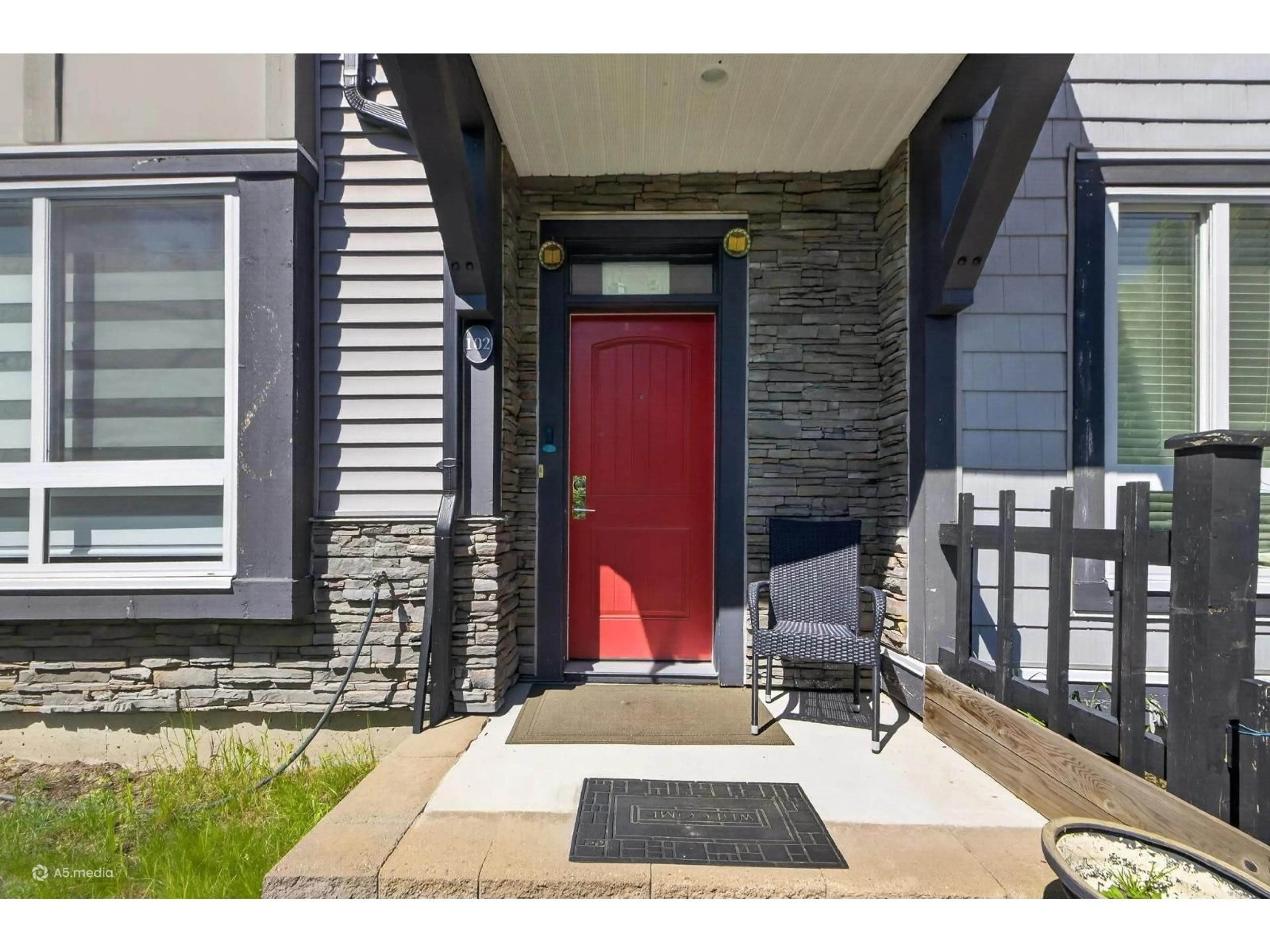Indoor entryway for 102 - 14555 68 AVENUE, Surrey British Columbia V3S2A8
