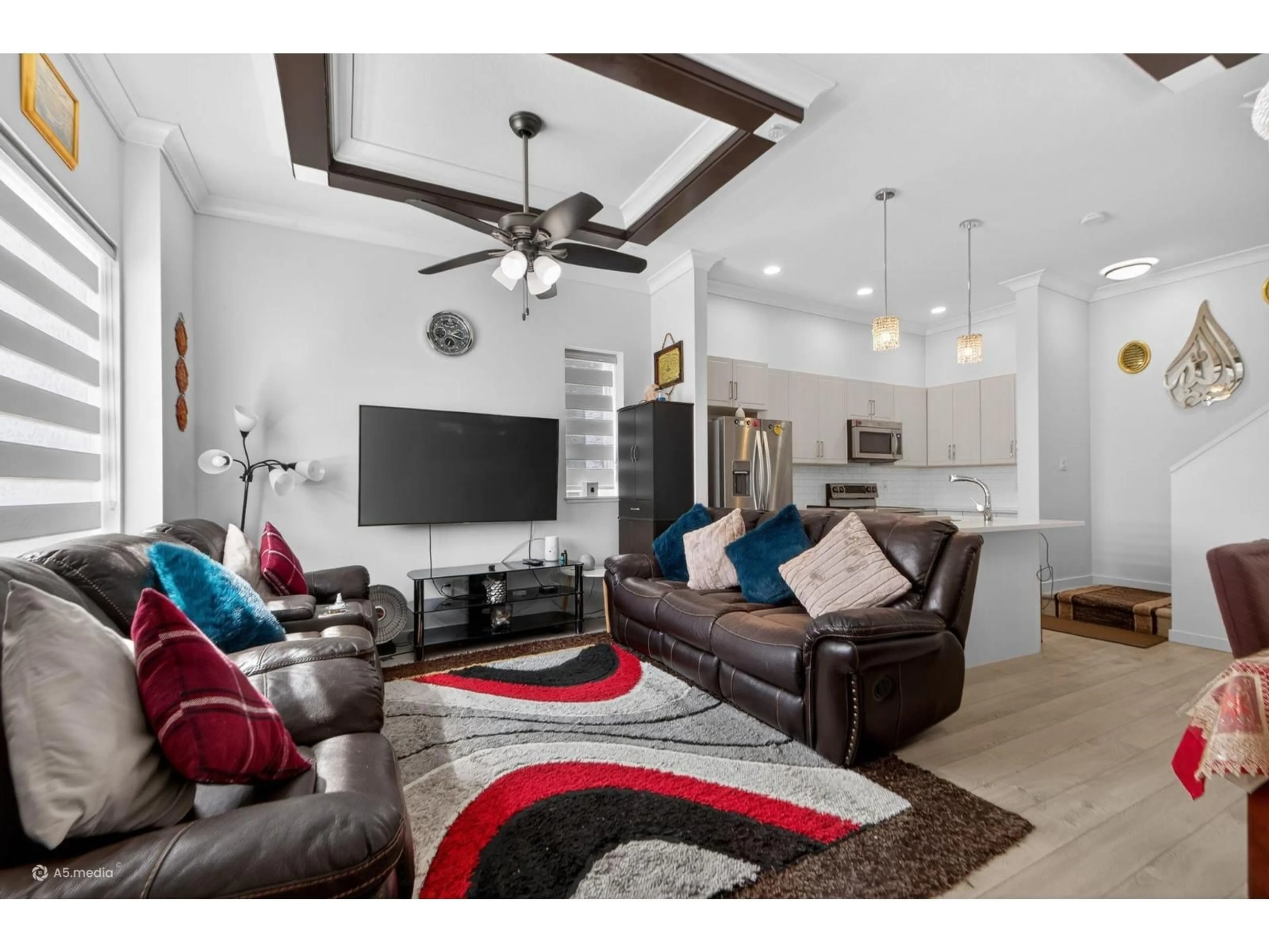 Living room with furniture, wood/laminate floor for 102 - 14555 68 AVENUE, Surrey British Columbia V3S2A8