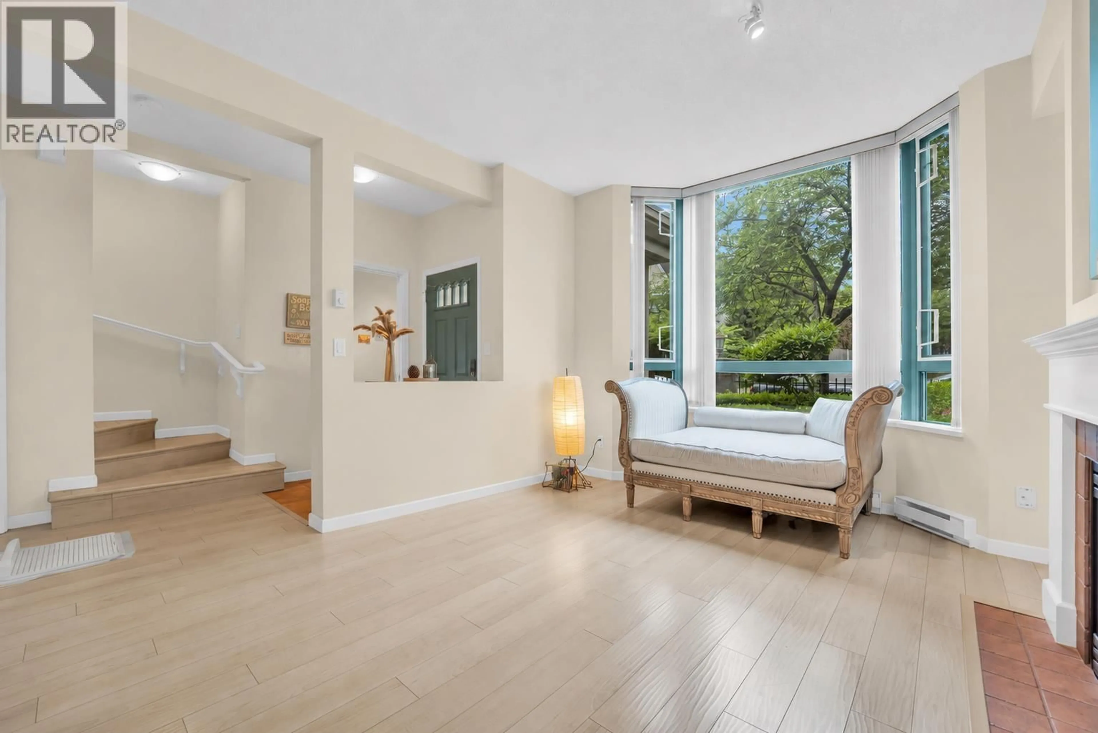 Indoor entryway for 2 - 6611 SOUTHOAKS CRESCENT, Burnaby British Columbia V5E4L5