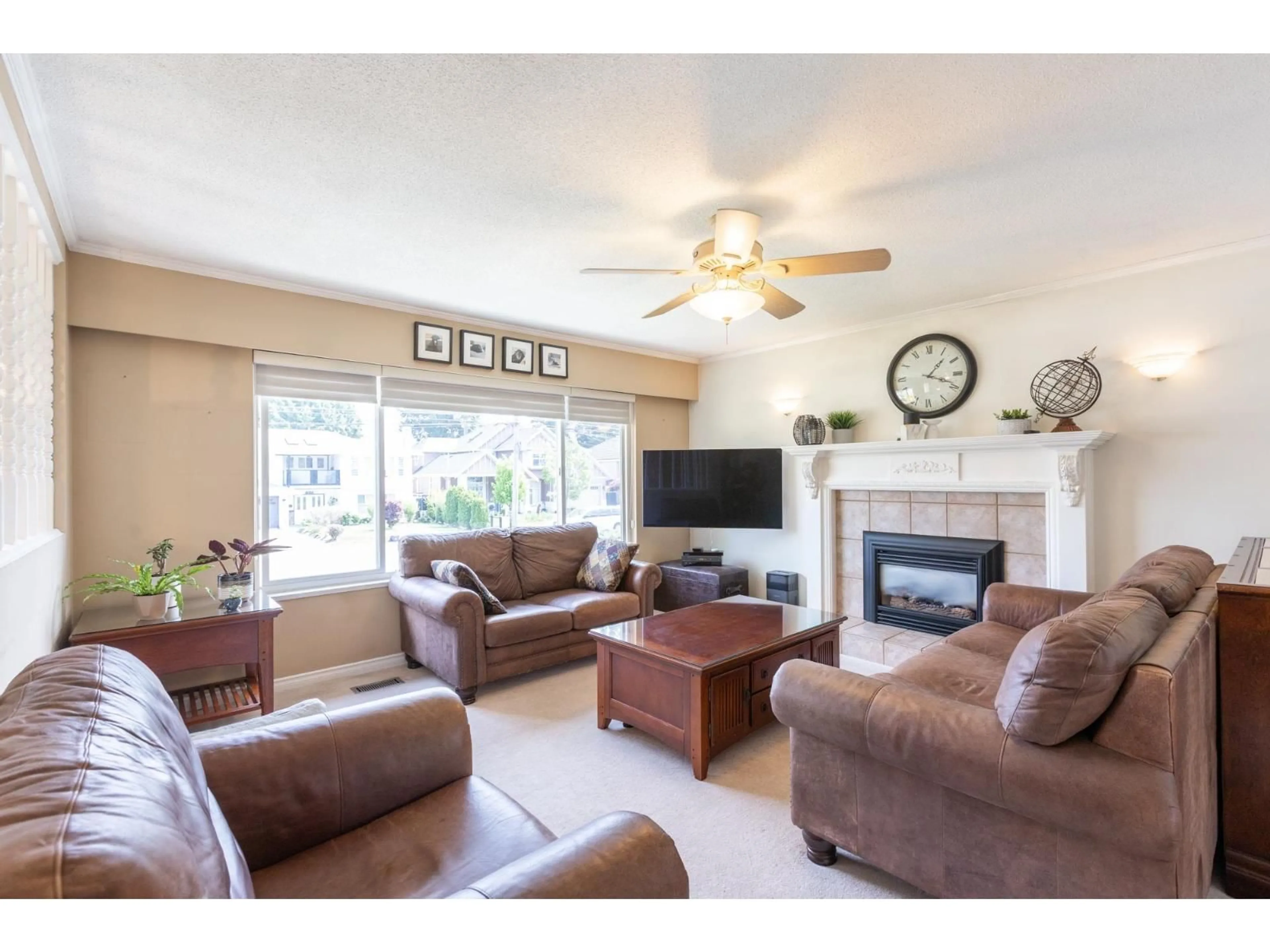 Living room with furniture, unknown for 7907 118 STREET, Delta British Columbia V4C6G9