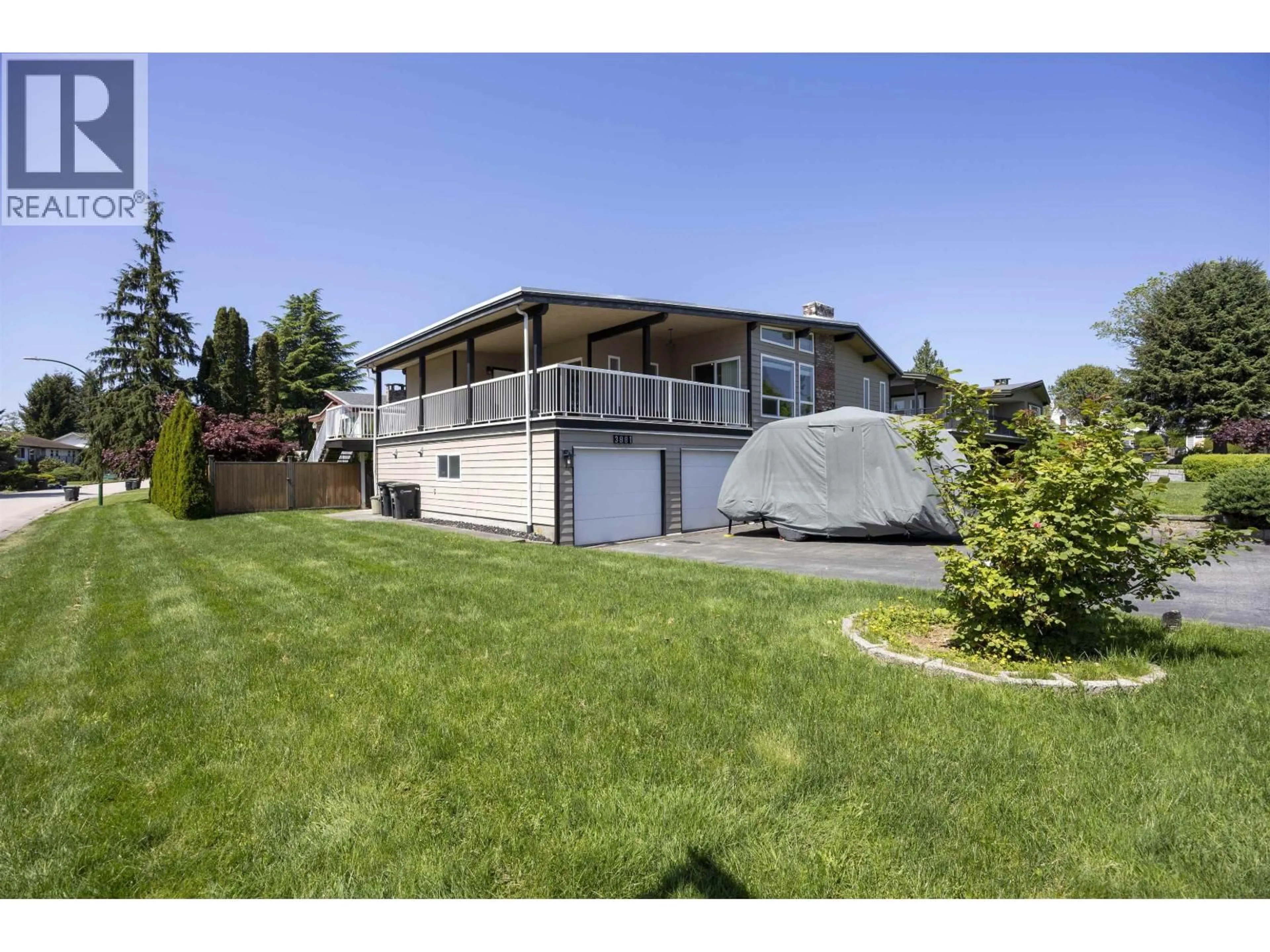 A pic from outside/outdoor area/front of a property/back of a property/a pic from drone, unknown for 3881 EPPING COURT, Burnaby British Columbia V5A3H6
