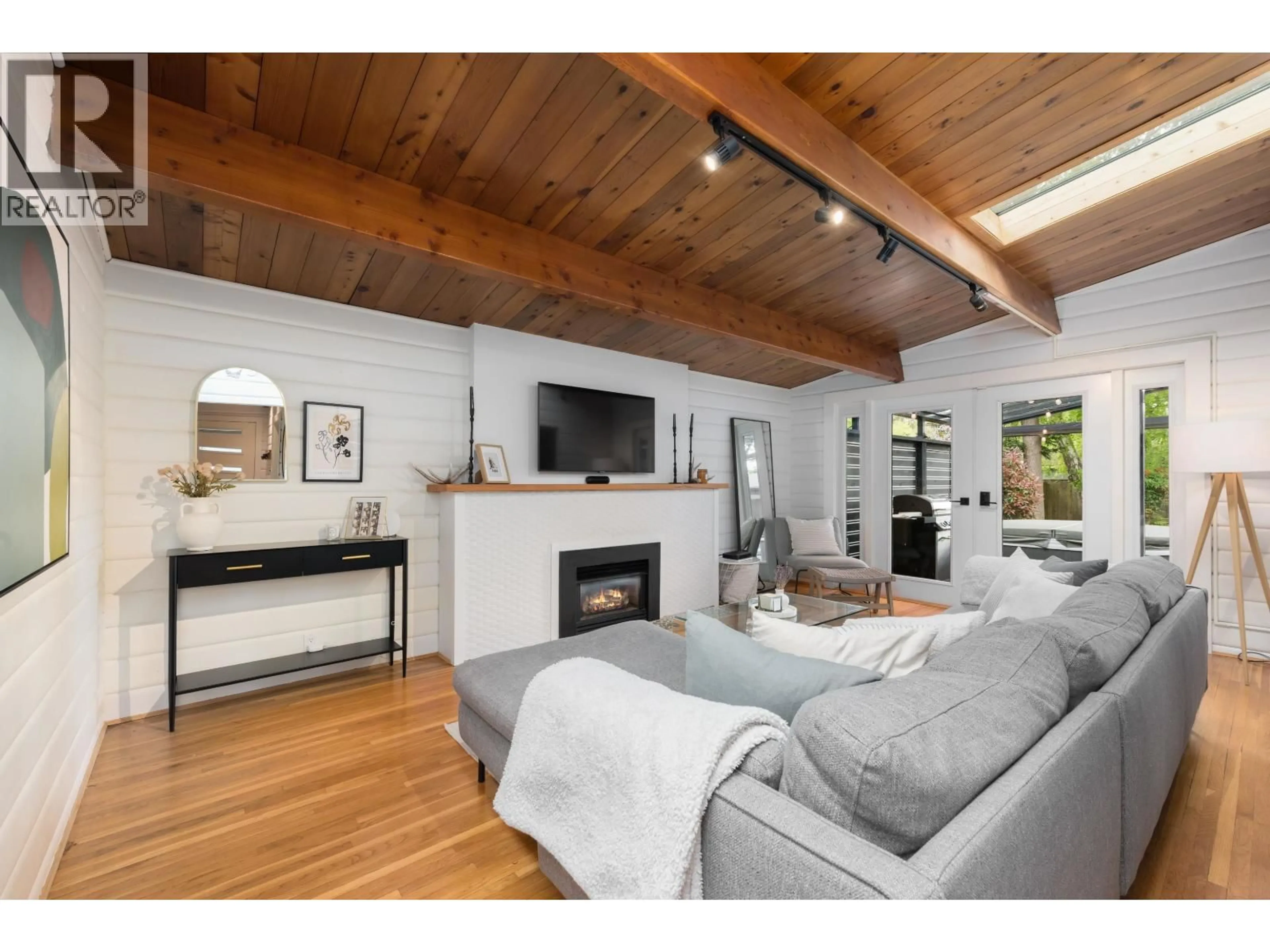 Living room with furniture, wood/laminate floor for 1336 DUNCAN DRIVE, Delta British Columbia V4L1R4