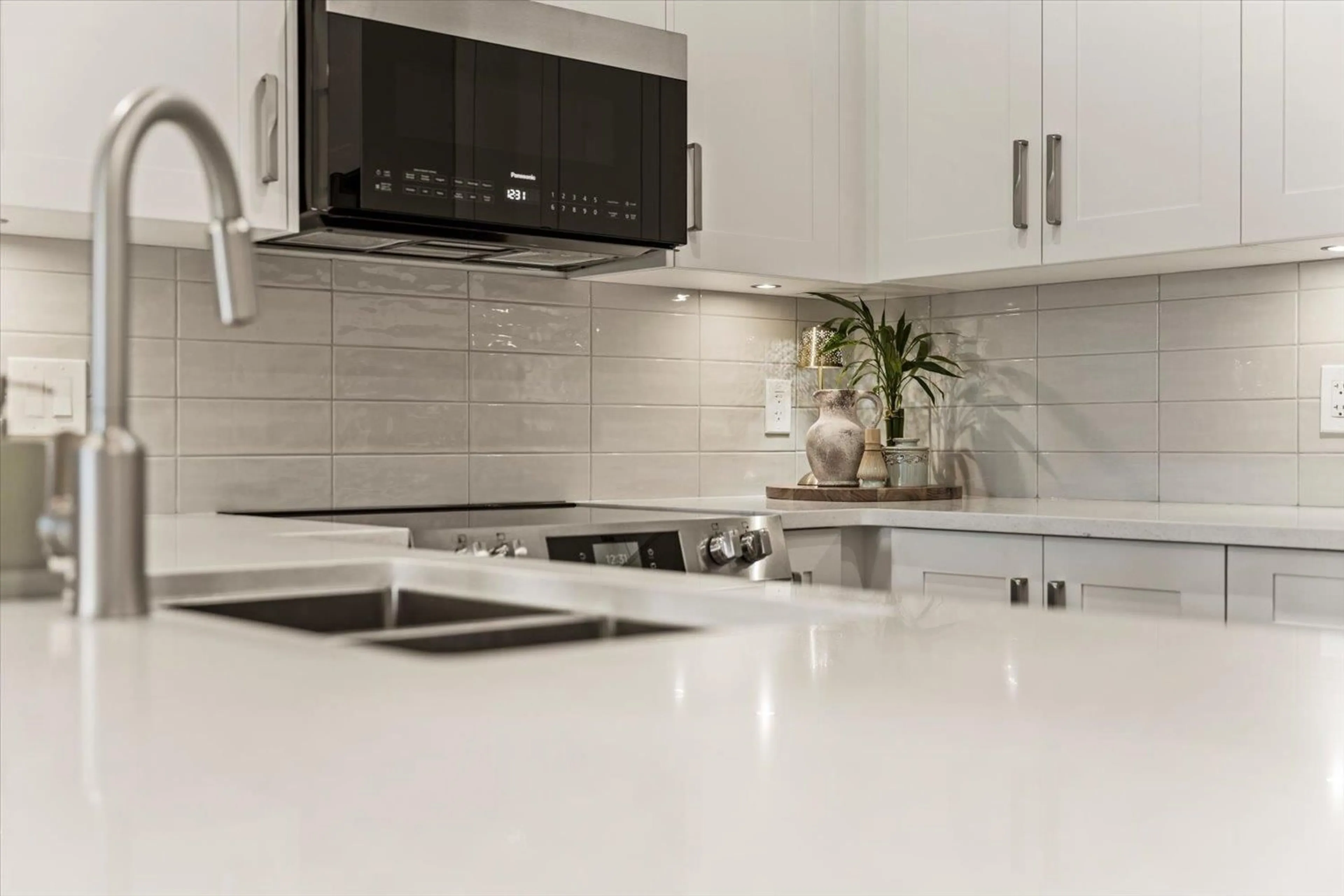 Contemporary kitchen, ceramic/tile floor for 122 - 8497 YOUNG ROAD, Chilliwack British Columbia V2P4P2