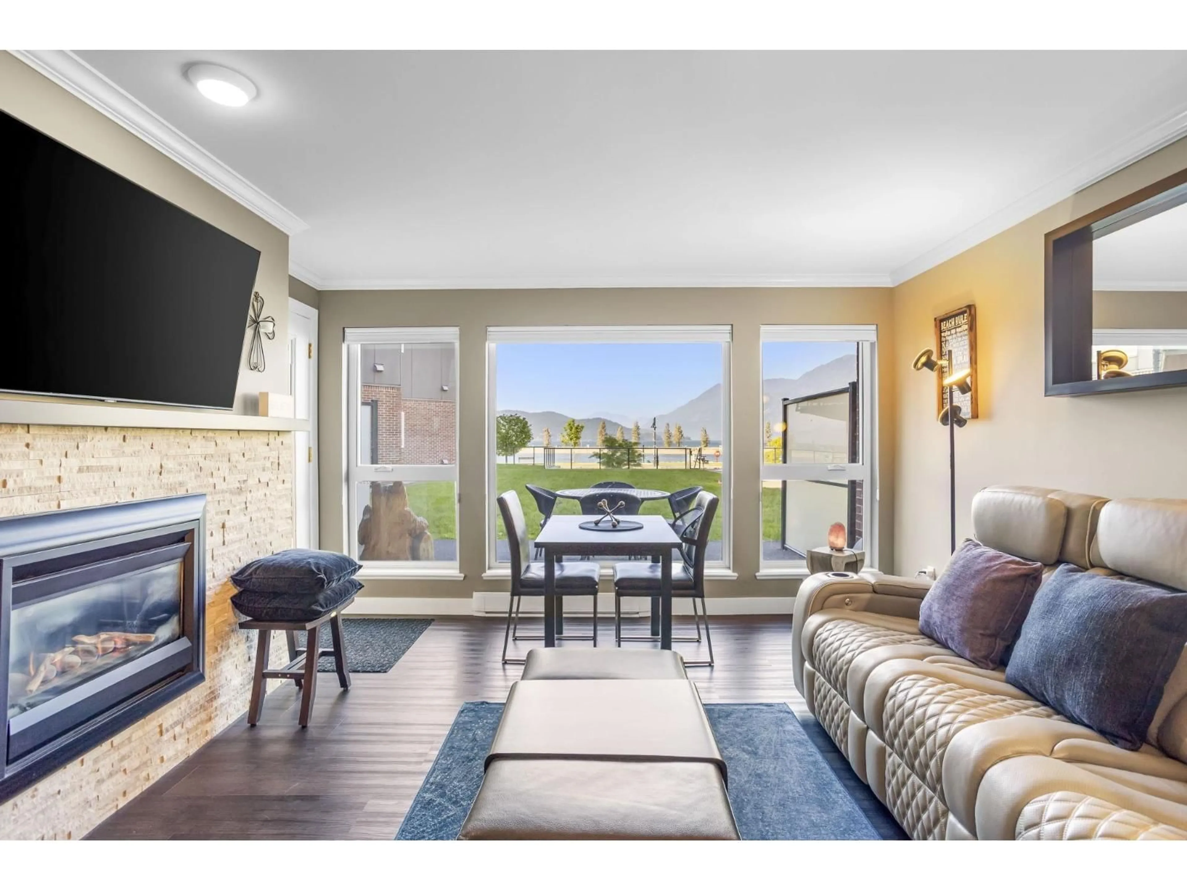 Living room with furniture, unknown for 115 - 378 ESPLANADE AVENUE, Harrison Hot Springs British Columbia V0M1A3