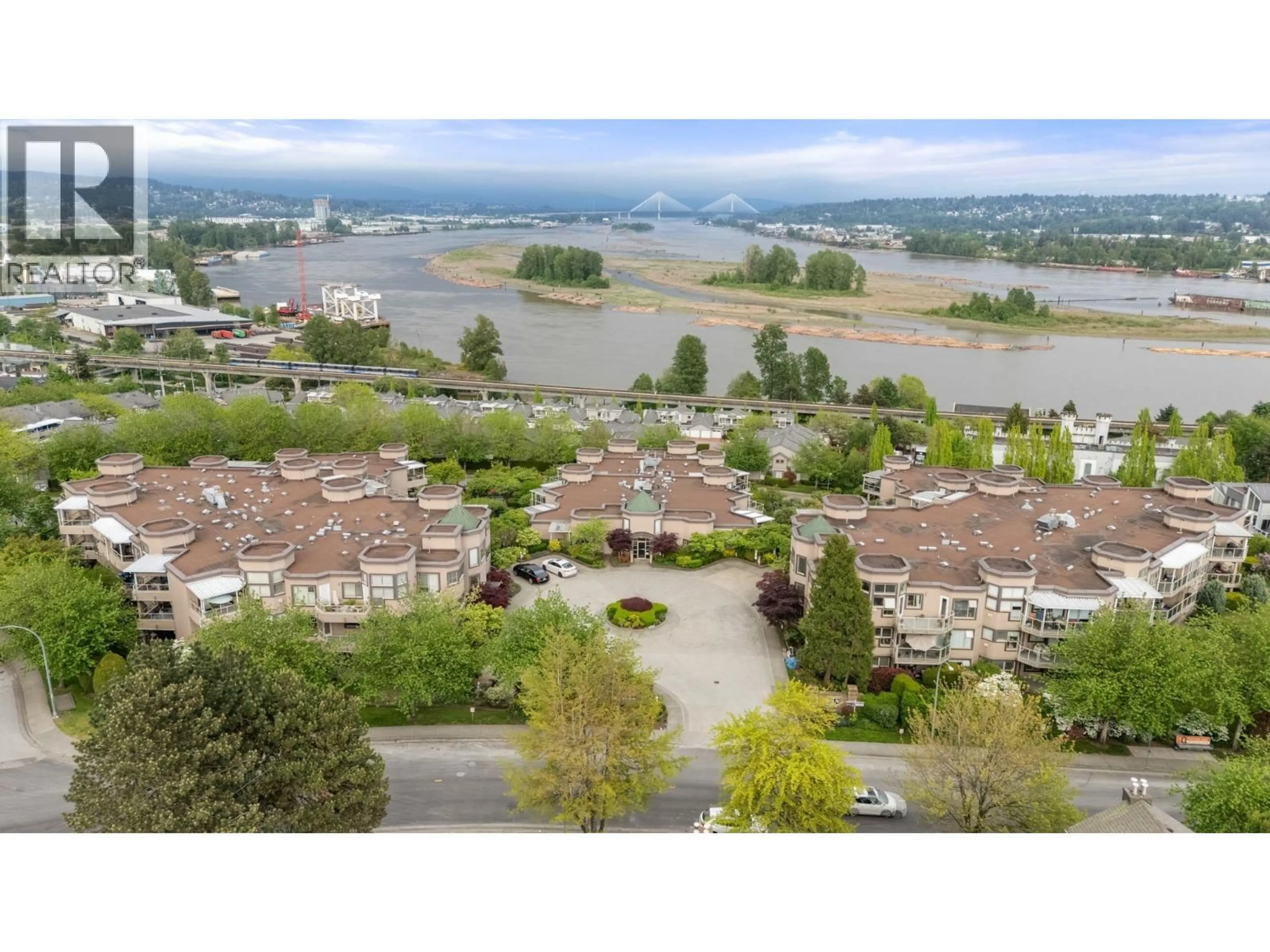 A pic from outside/outdoor area/front of a property/back of a property/a pic from drone, water/lake/river/ocean view for 401 - 78 RICHMOND STREET, New Westminster British Columbia V3L5T2