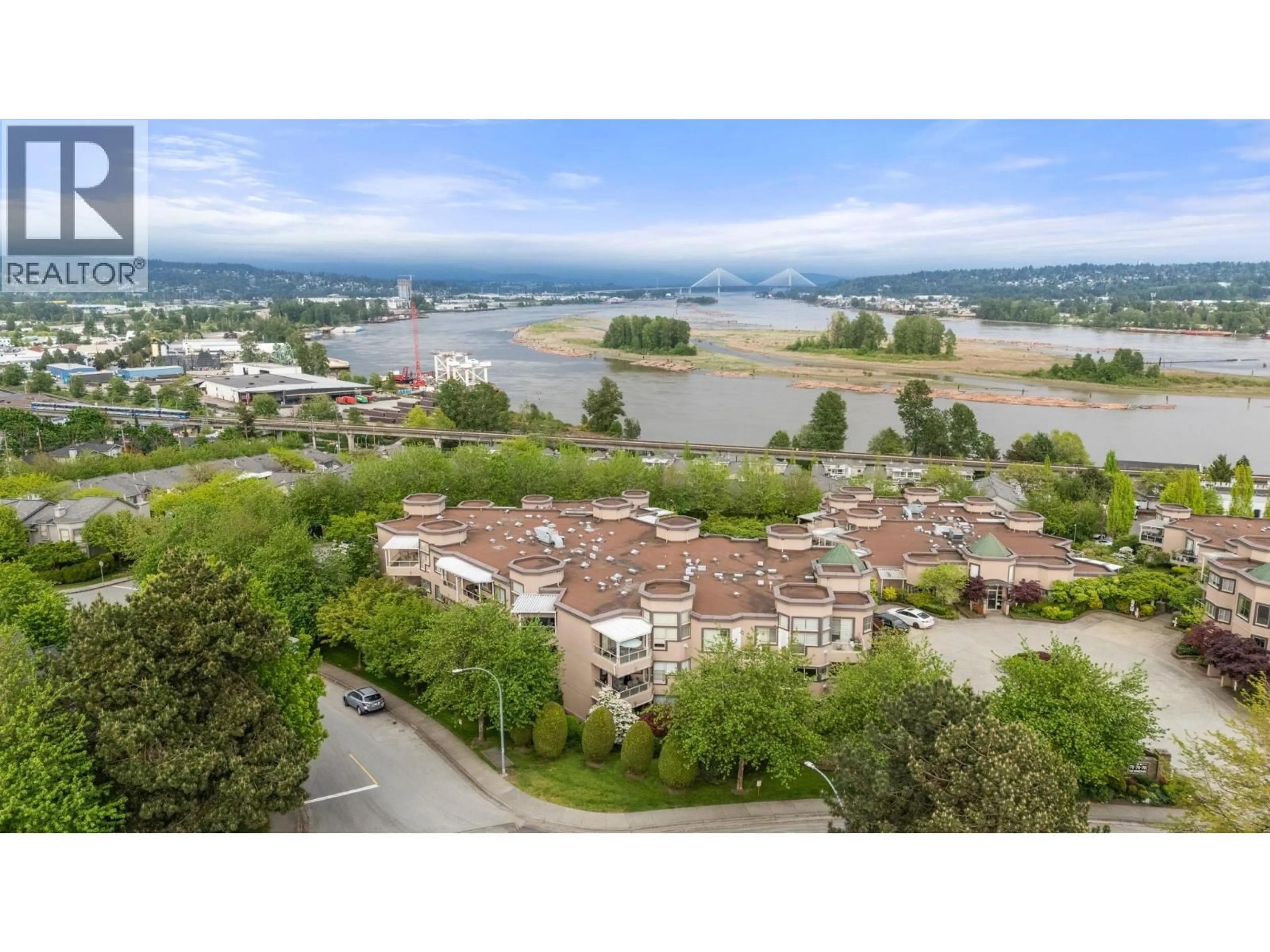 A pic from outside/outdoor area/front of a property/back of a property/a pic from drone, water/lake/river/ocean view for 401 - 78 RICHMOND STREET, New Westminster British Columbia V3L5T2