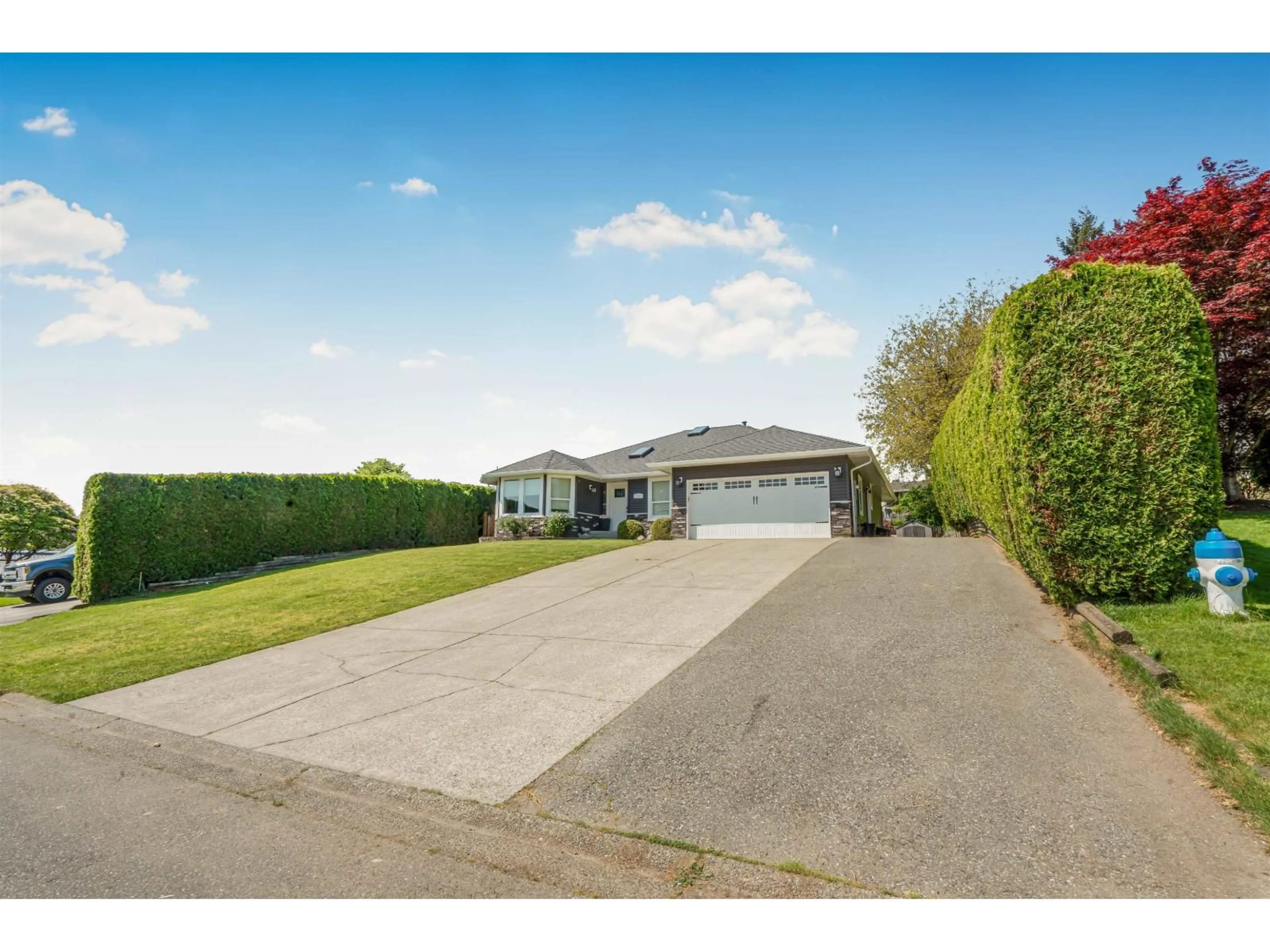 A pic from outside/outdoor area/front of a property/back of a property/a pic from drone, street for 35061 SUNNYSIDE DRIVE, Mission British Columbia V2V6S9