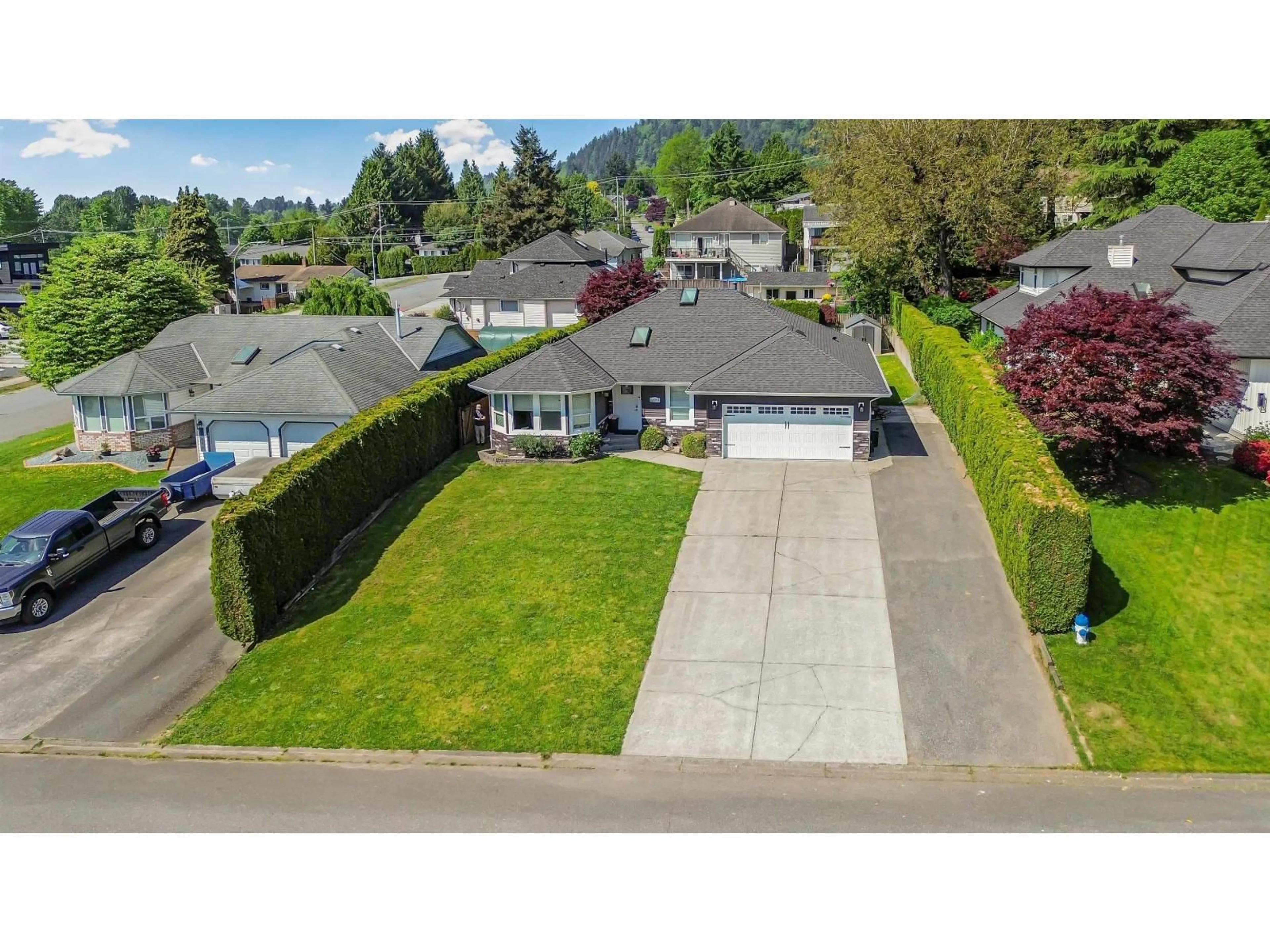A pic from outside/outdoor area/front of a property/back of a property/a pic from drone, street for 35061 SUNNYSIDE DRIVE, Mission British Columbia V2V6S9