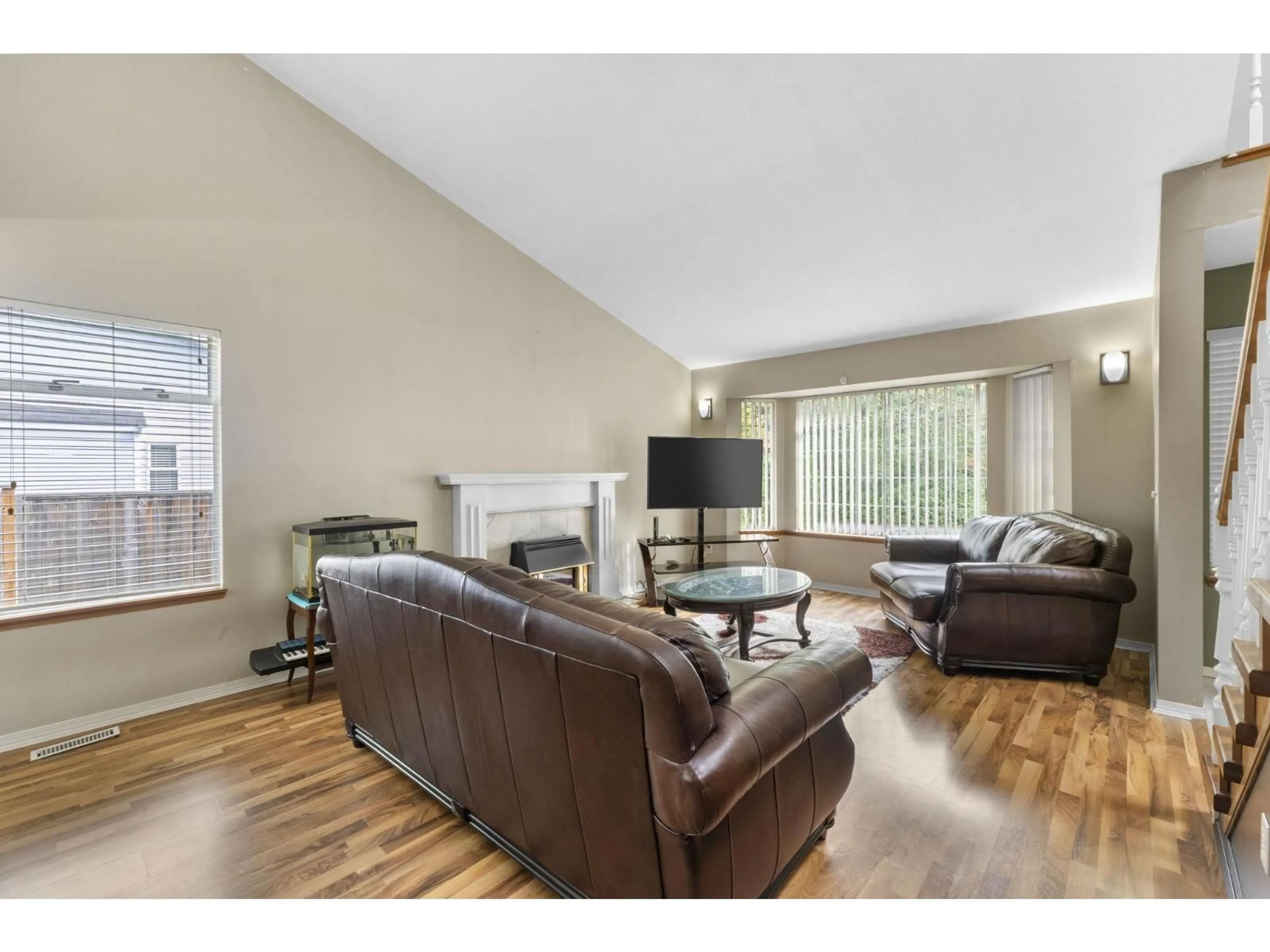 Living room with furniture, wood/laminate floor for 9291 158 STREET, Surrey British Columbia V4N3C2