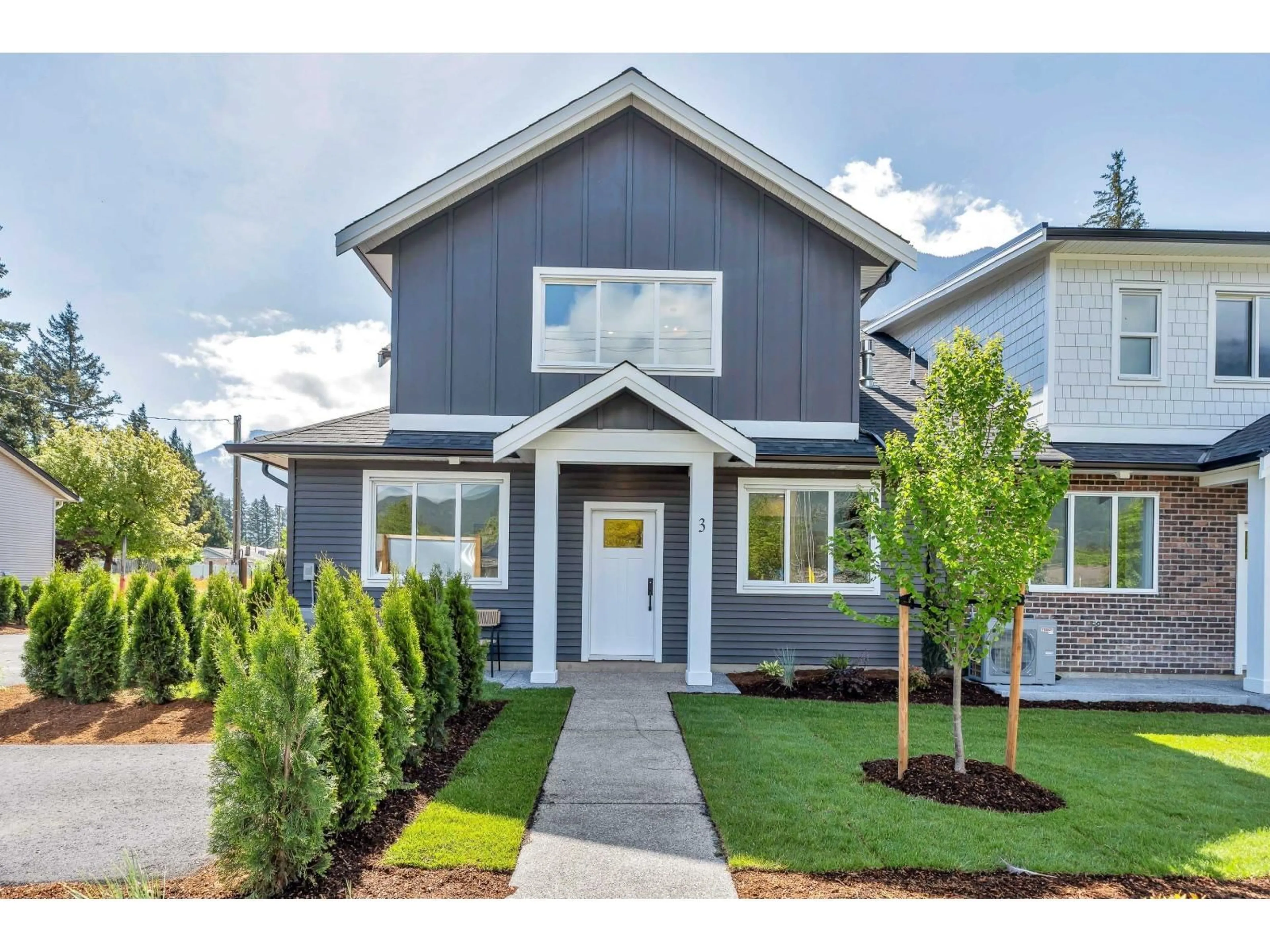 Home with vinyl exterior material, street for 1 - 558 PARK STREET, Hope British Columbia V0X1L0