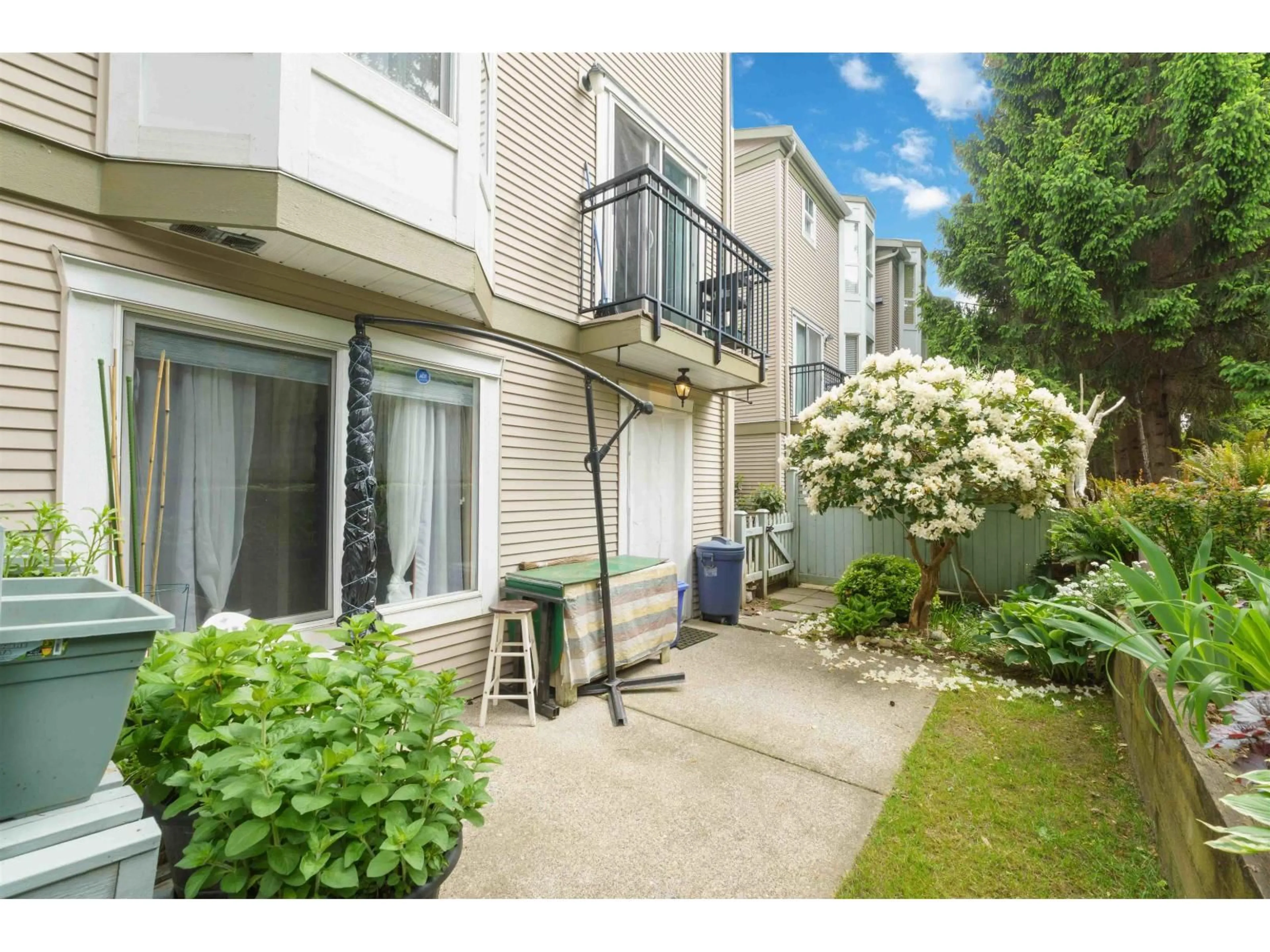 Patio, street for 20 - 9559 130A STREET, Surrey British Columbia V3V5N9