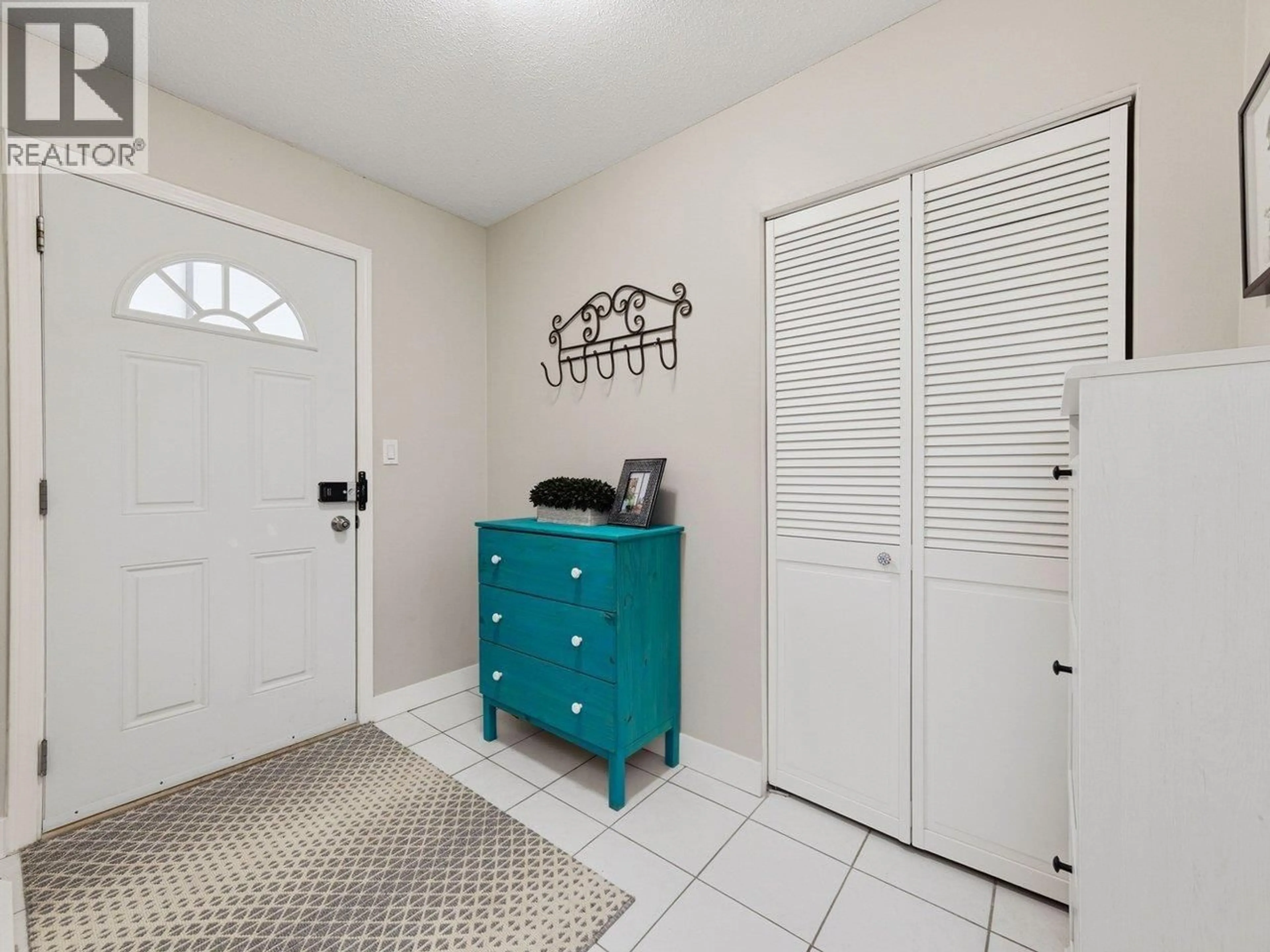 Indoor entryway for 89 - 1052 PREMIER STREET, North Vancouver British Columbia V7J2G8