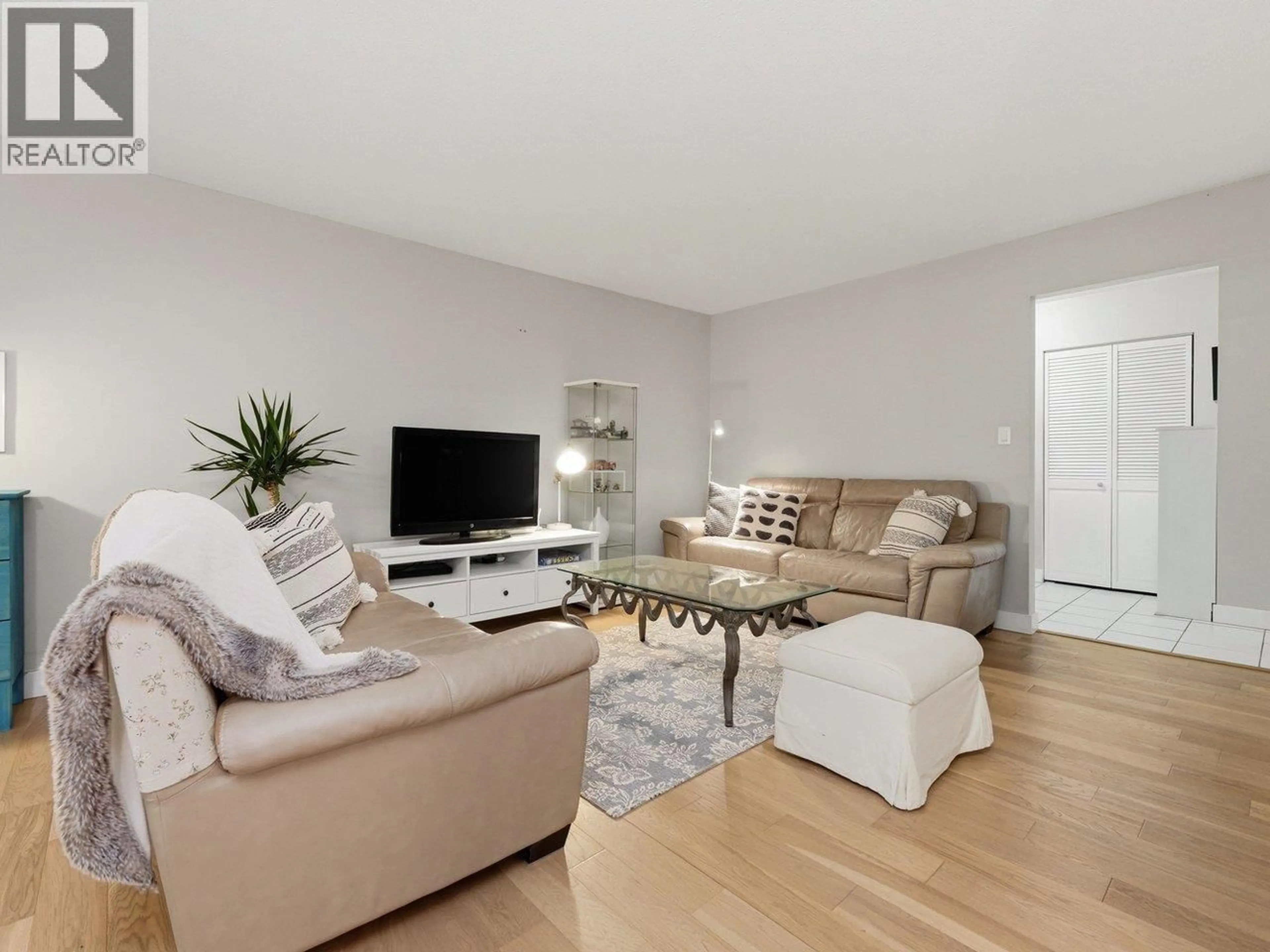Living room with furniture, wood/laminate floor for 89 - 1052 PREMIER STREET, North Vancouver British Columbia V7J2G8