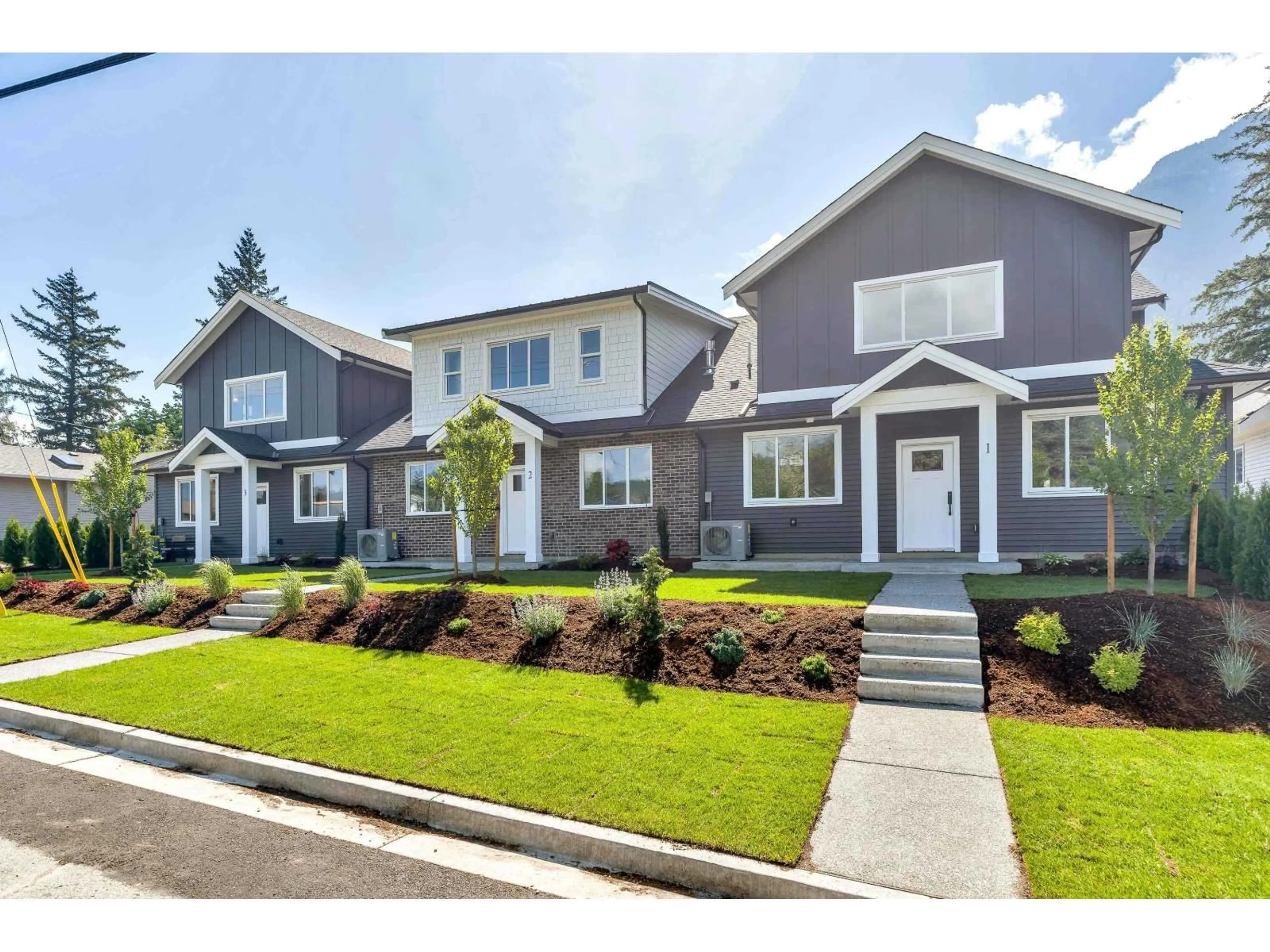 Home with vinyl exterior material, street for 2 - 558 PARK STREET, Hope British Columbia V0X1L0
