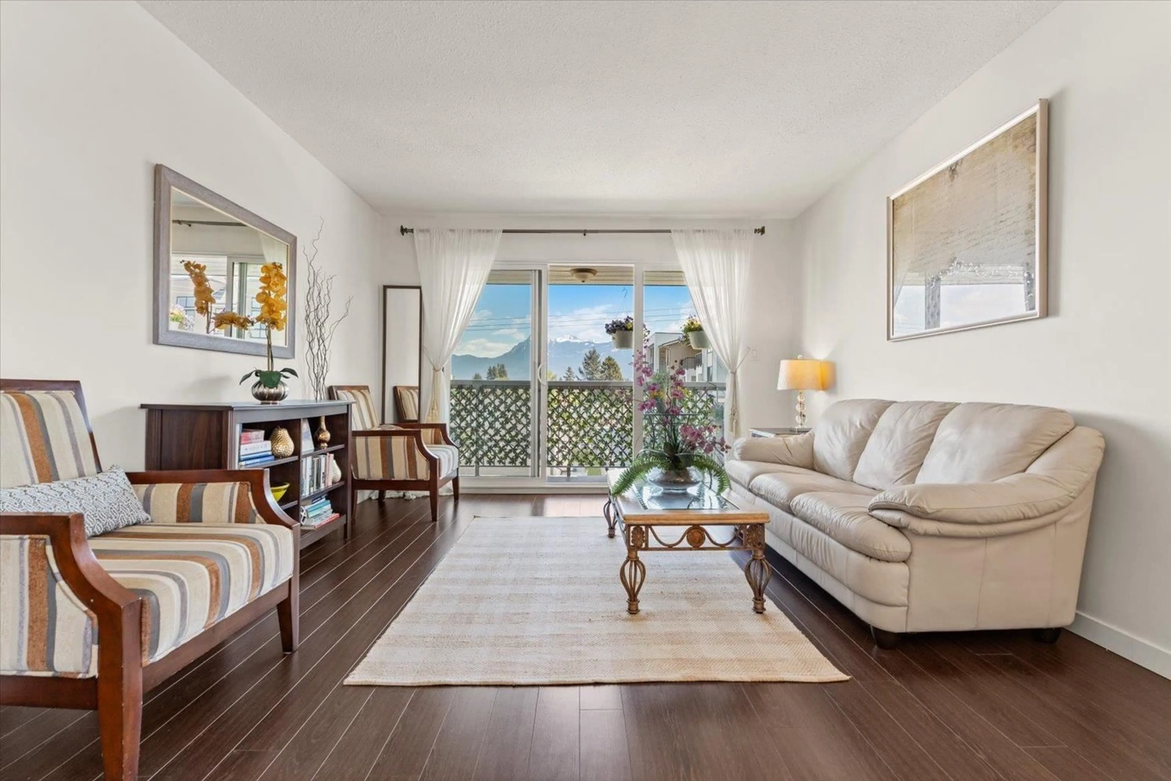 Living room with furniture, wood/laminate floor for 302 - 46374 MARGARET AVENUE, Chilliwack British Columbia V2P2H1