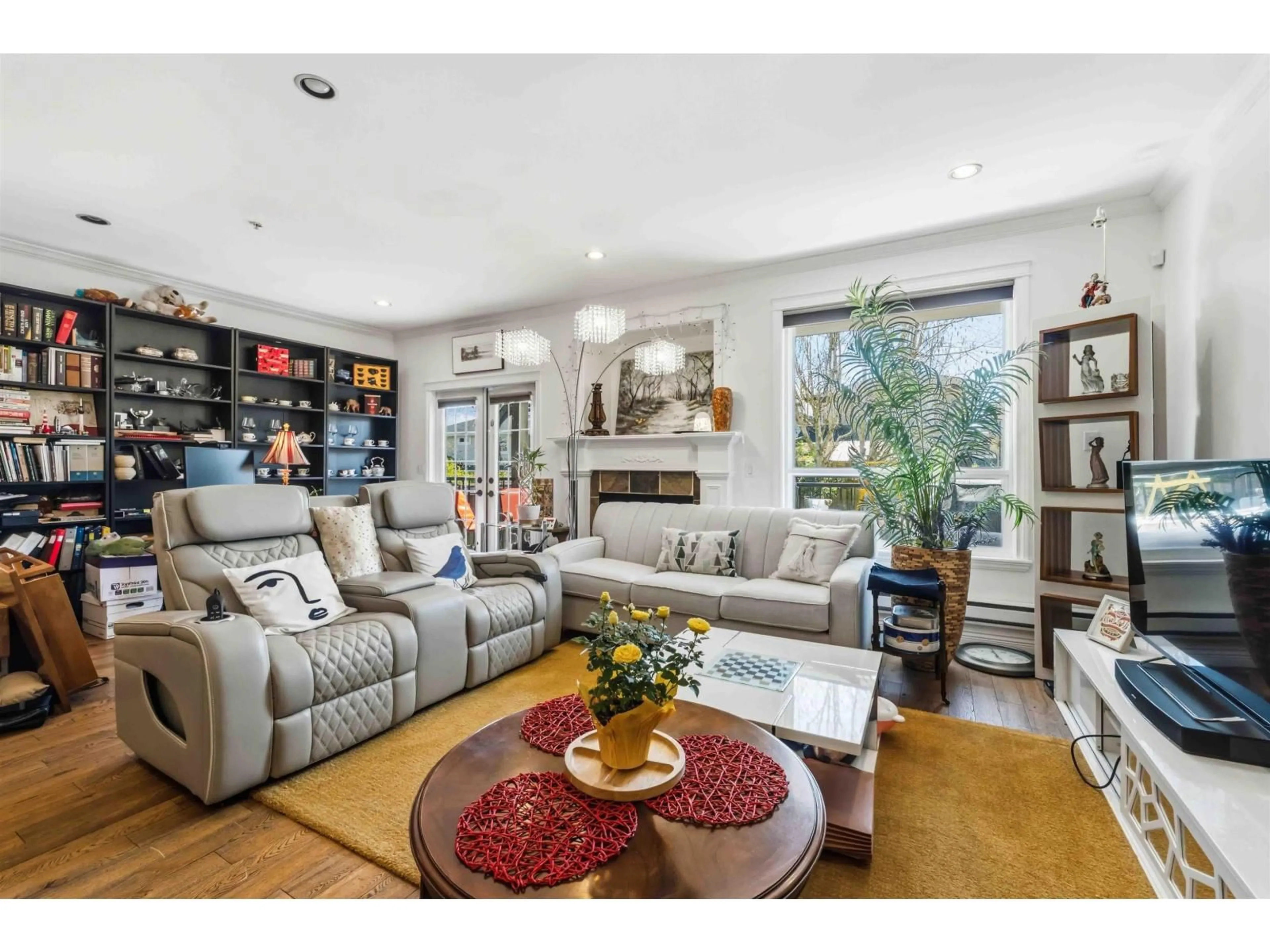 Living room with furniture, unknown for 15544 RUSSELL AVENUE, White Rock British Columbia V4B2R3