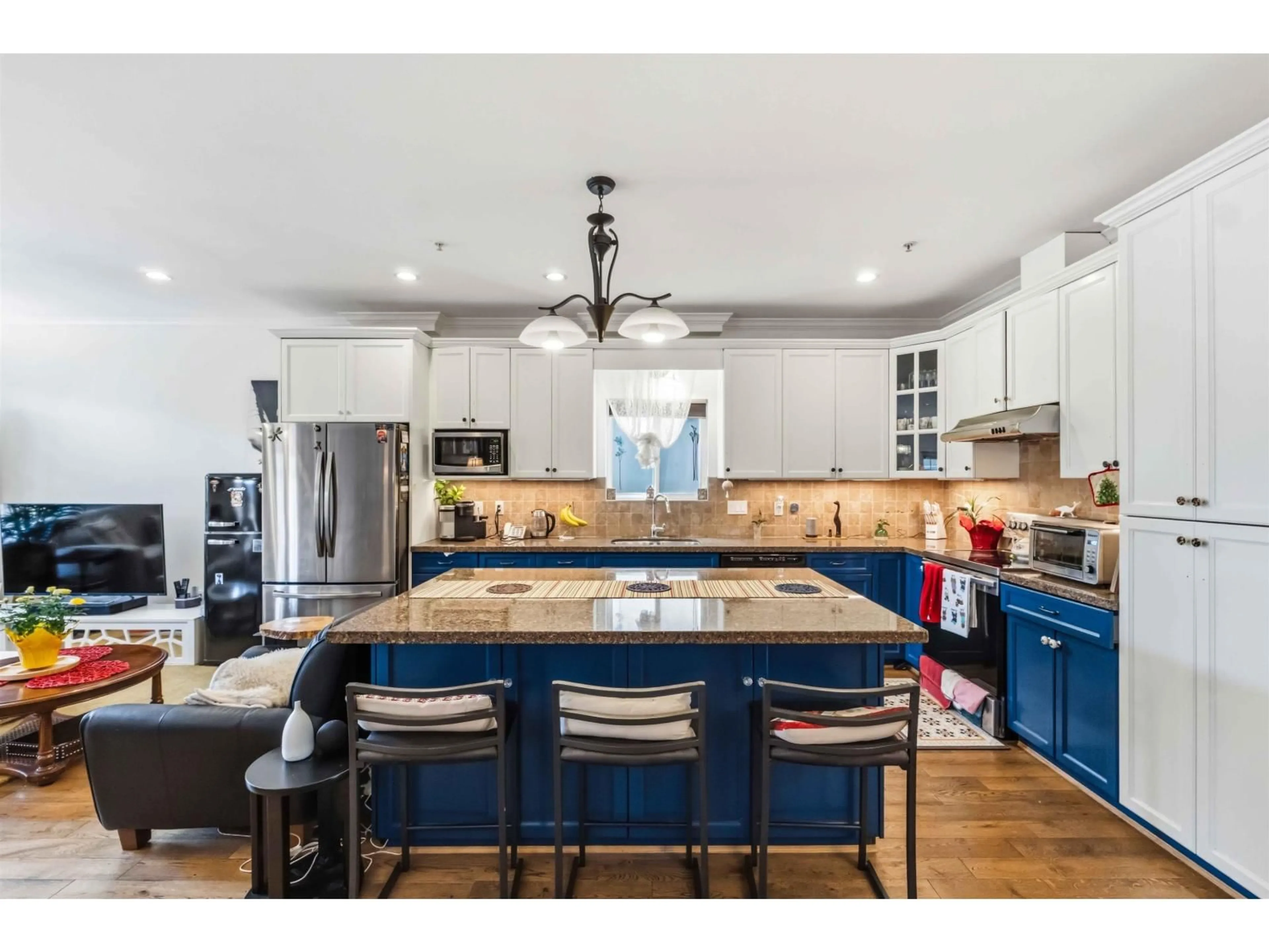 Open concept kitchen, unknown for 15544 RUSSELL AVENUE, White Rock British Columbia V4B2R3