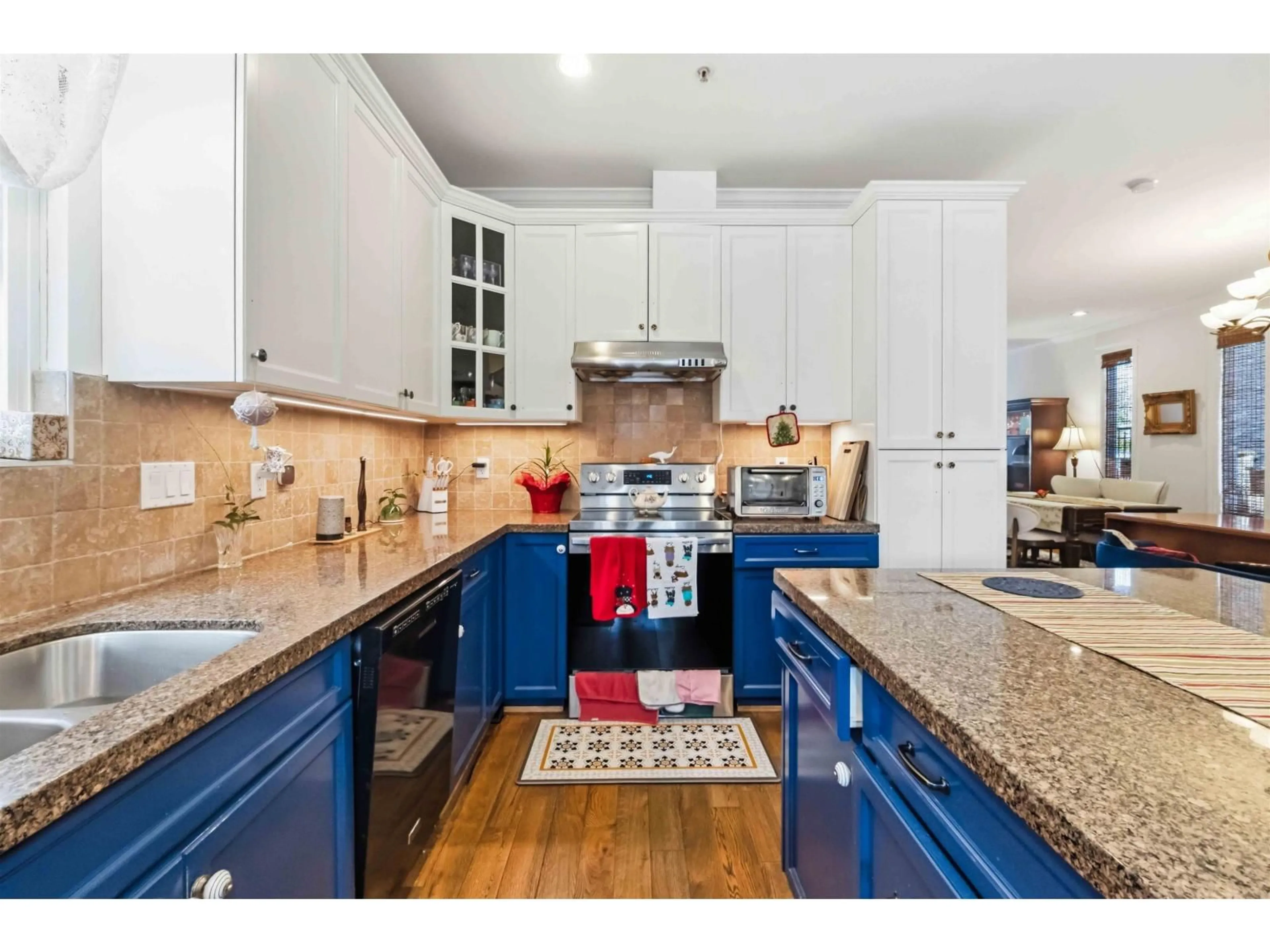 Open concept kitchen, unknown for 15544 RUSSELL AVENUE, White Rock British Columbia V4B2R3