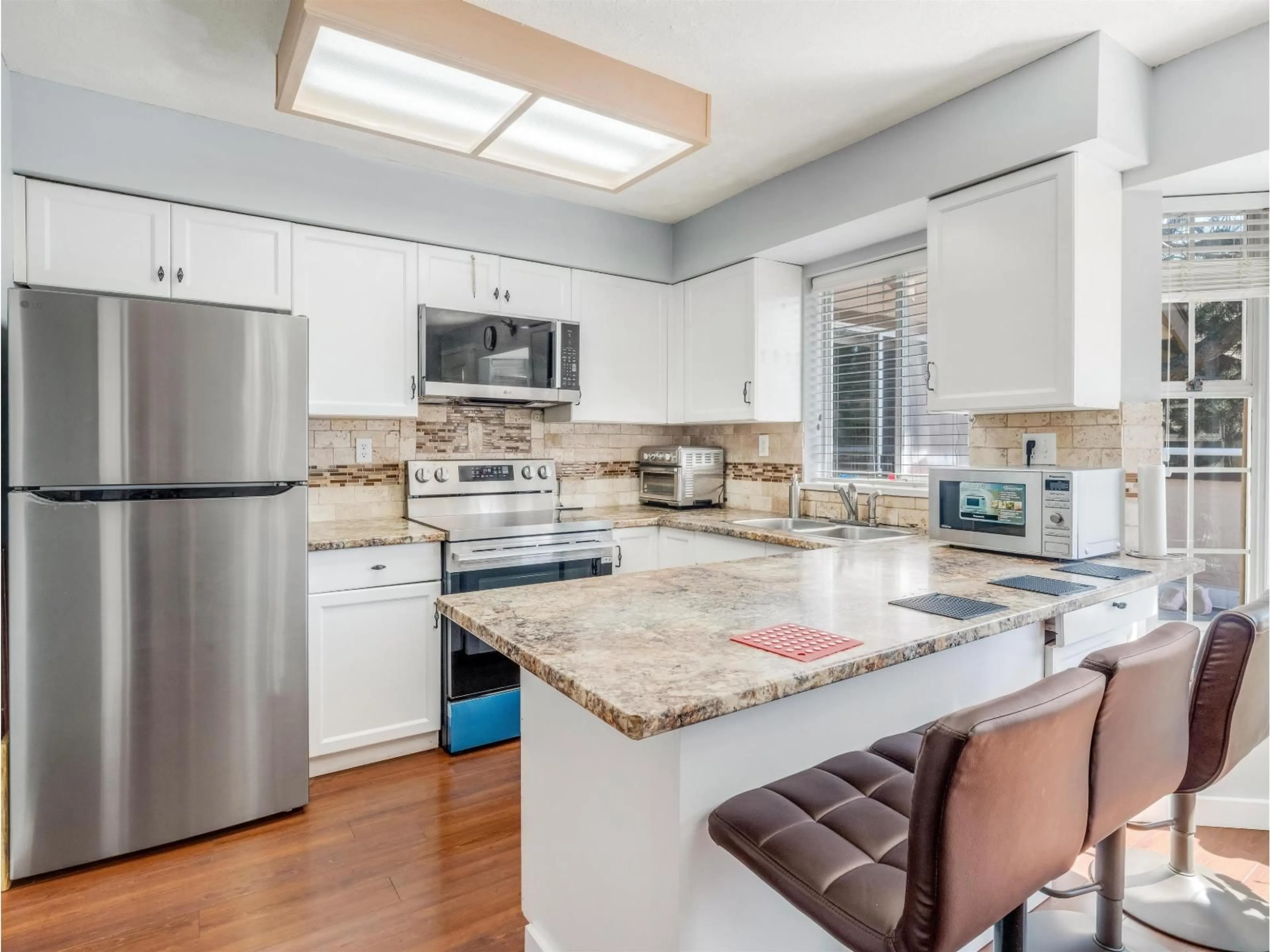 Open concept kitchen, ceramic/tile floor for 221 - 14861 98 AVENUE, Surrey British Columbia V3R0A2