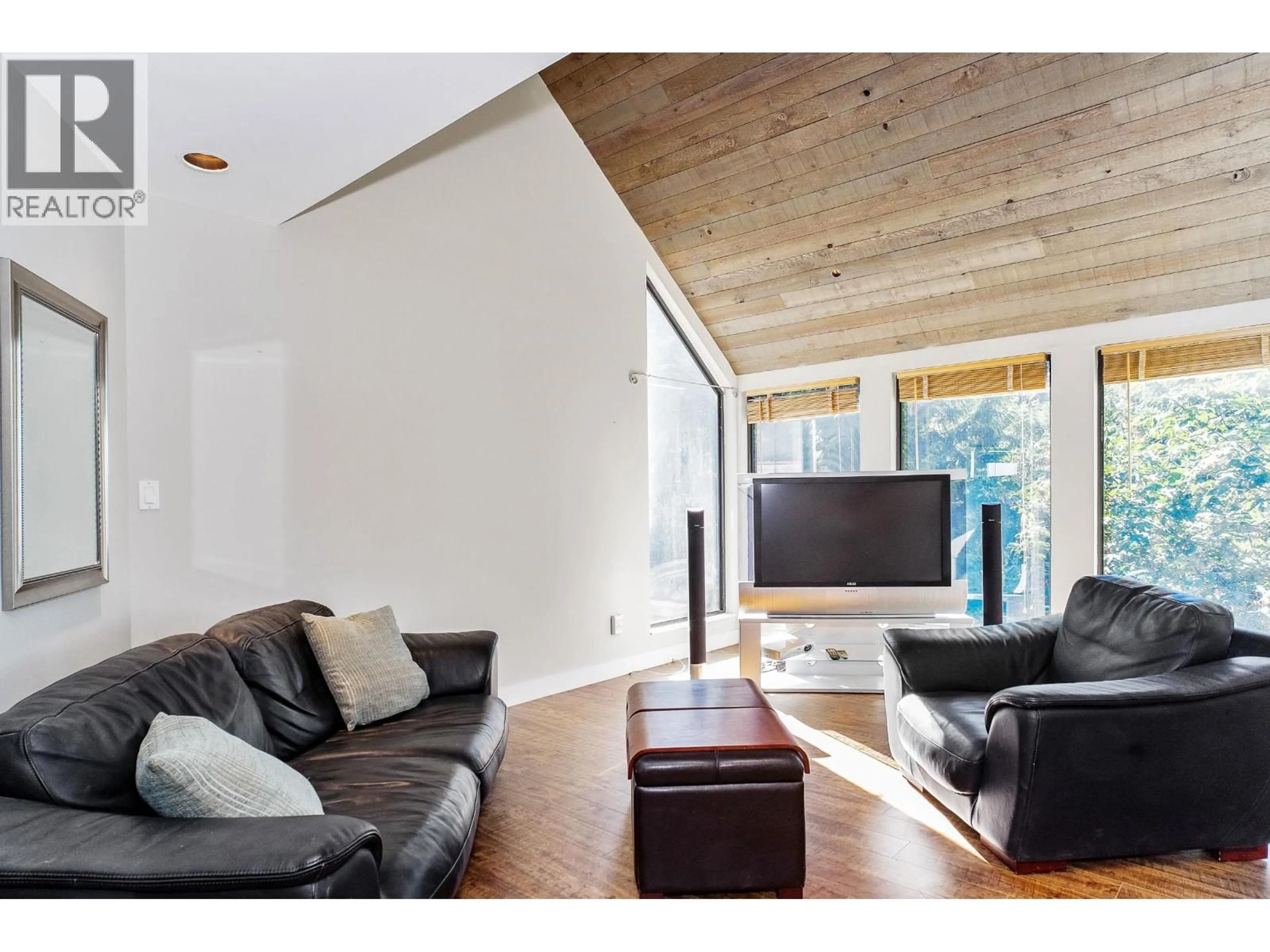 Living room with furniture, wood/laminate floor for 430 BAYVIEW ROAD, West Vancouver British Columbia V0N2E0