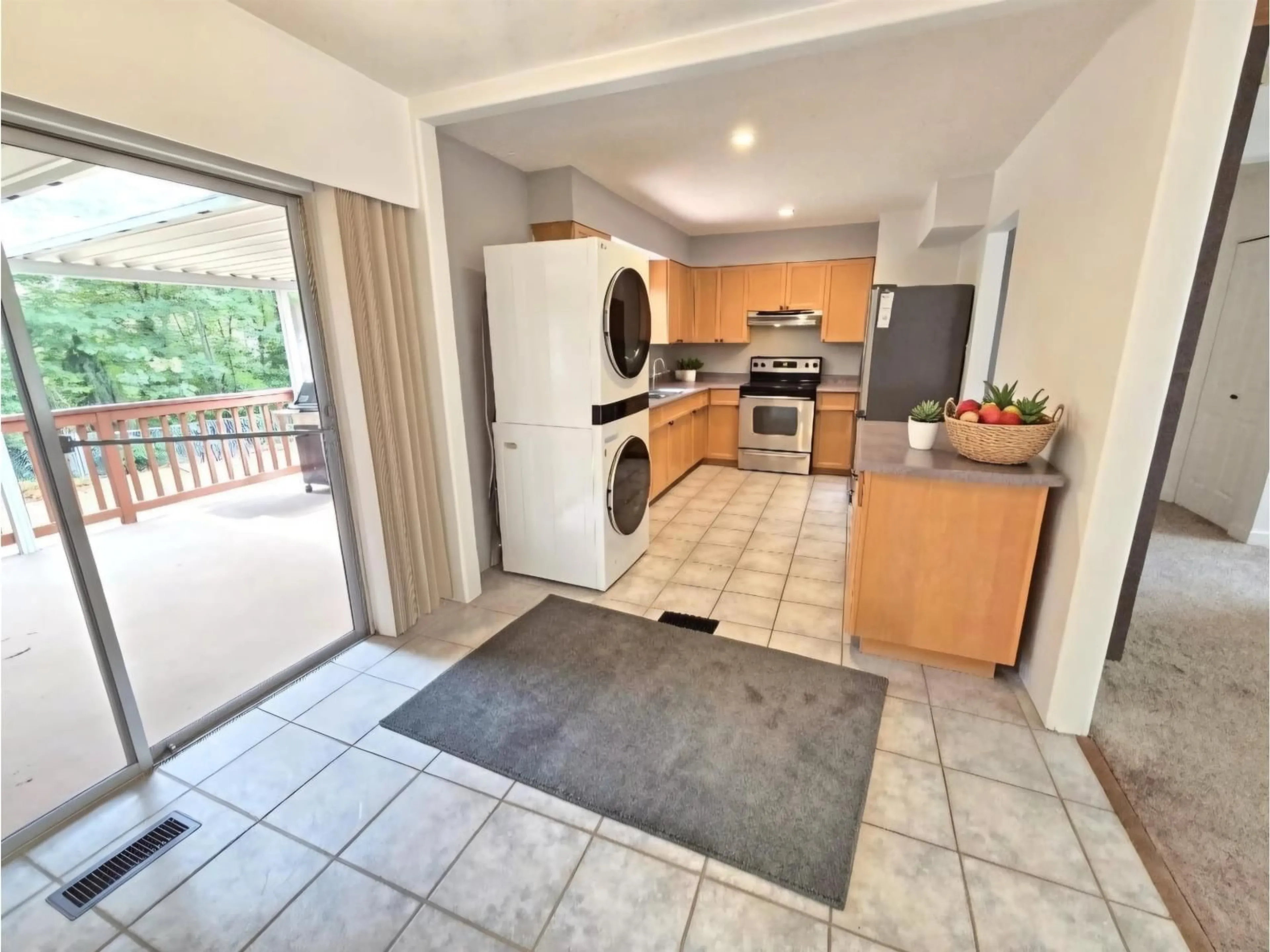 Open concept kitchen, ceramic/tile floor for 10992 132A STREET, Surrey British Columbia V3T3Y4