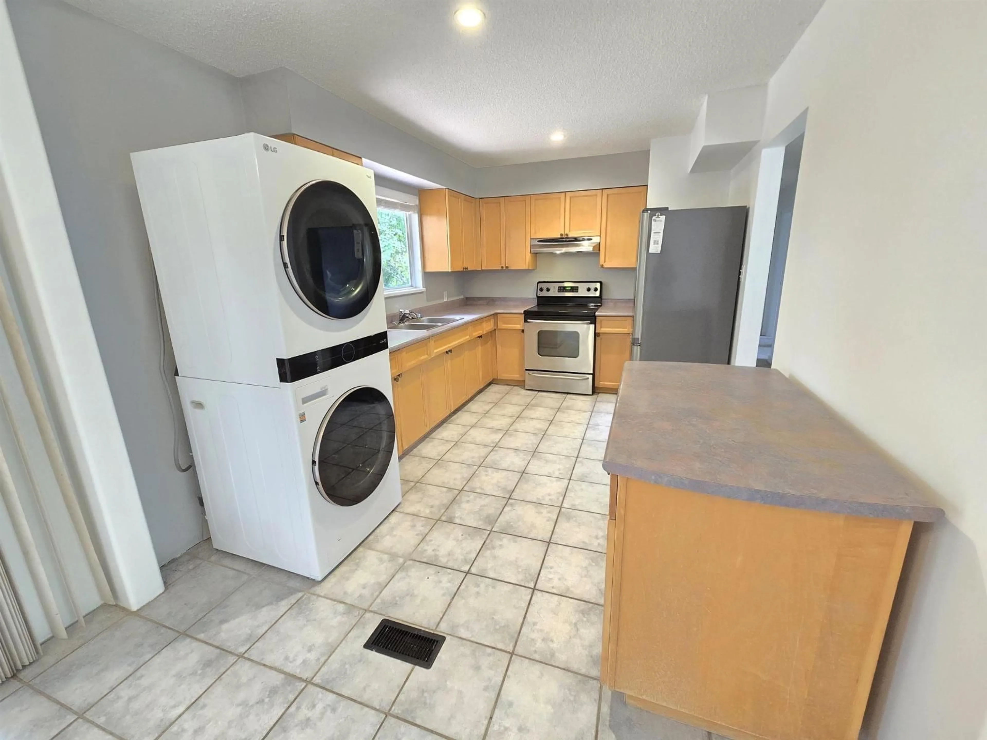 Kitchen with laundary machines, unknown for 10992 132A STREET, Surrey British Columbia V3T3Y4