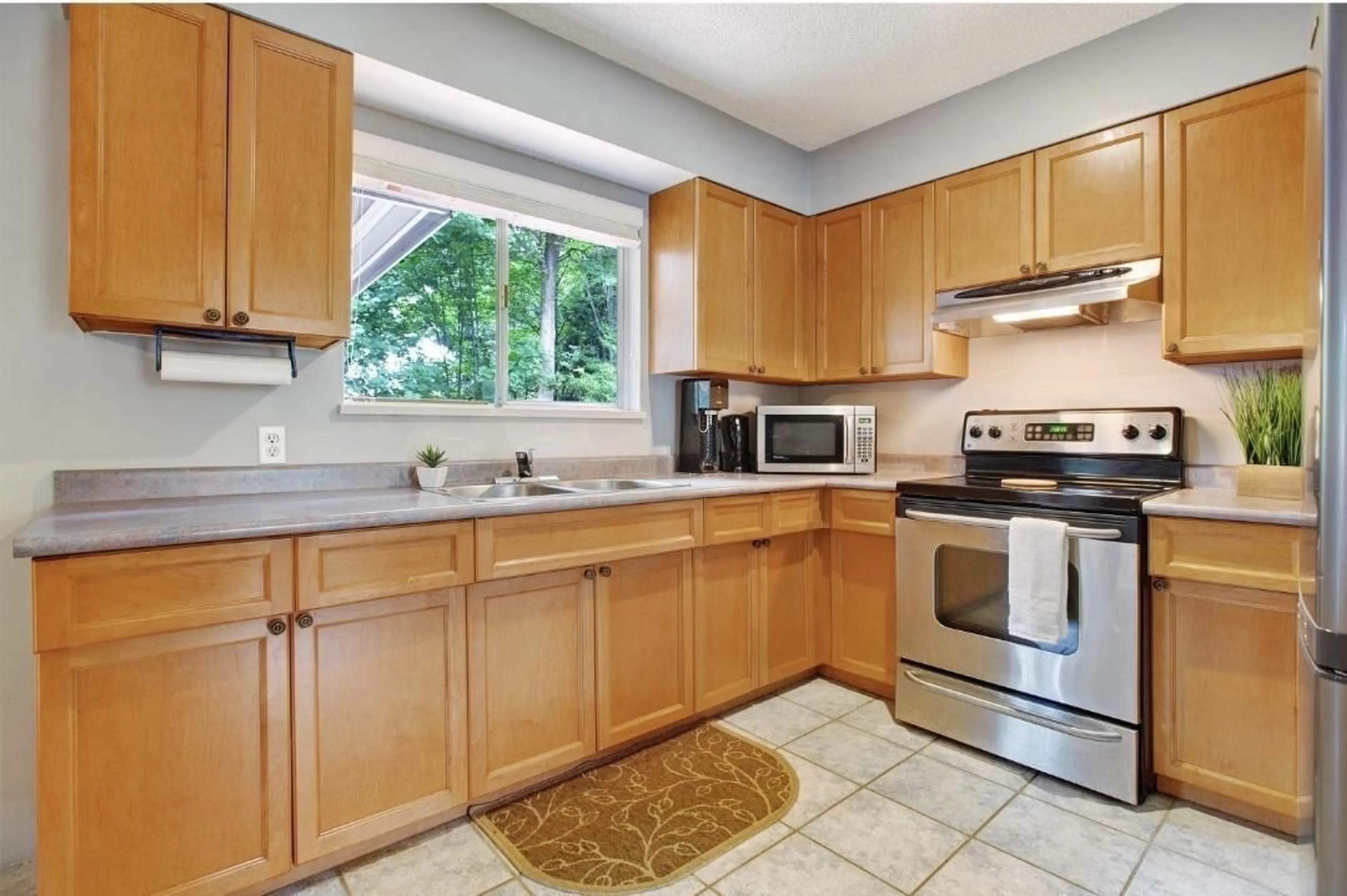Standard kitchen, unknown for 10992 132A STREET, Surrey British Columbia V3T3Y4