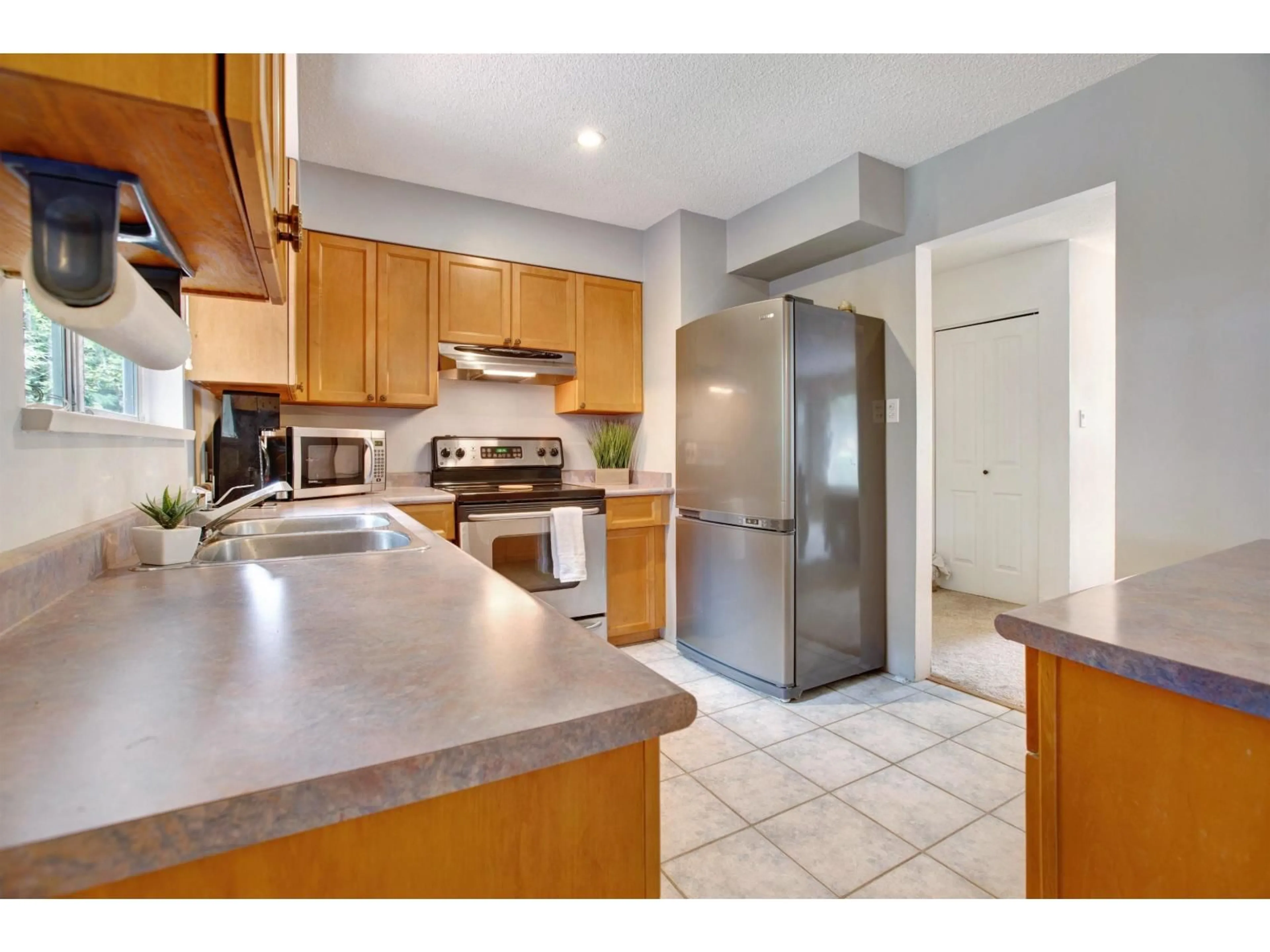 Standard kitchen, ceramic/tile floor for 10992 132A STREET, Surrey British Columbia V3T3Y4