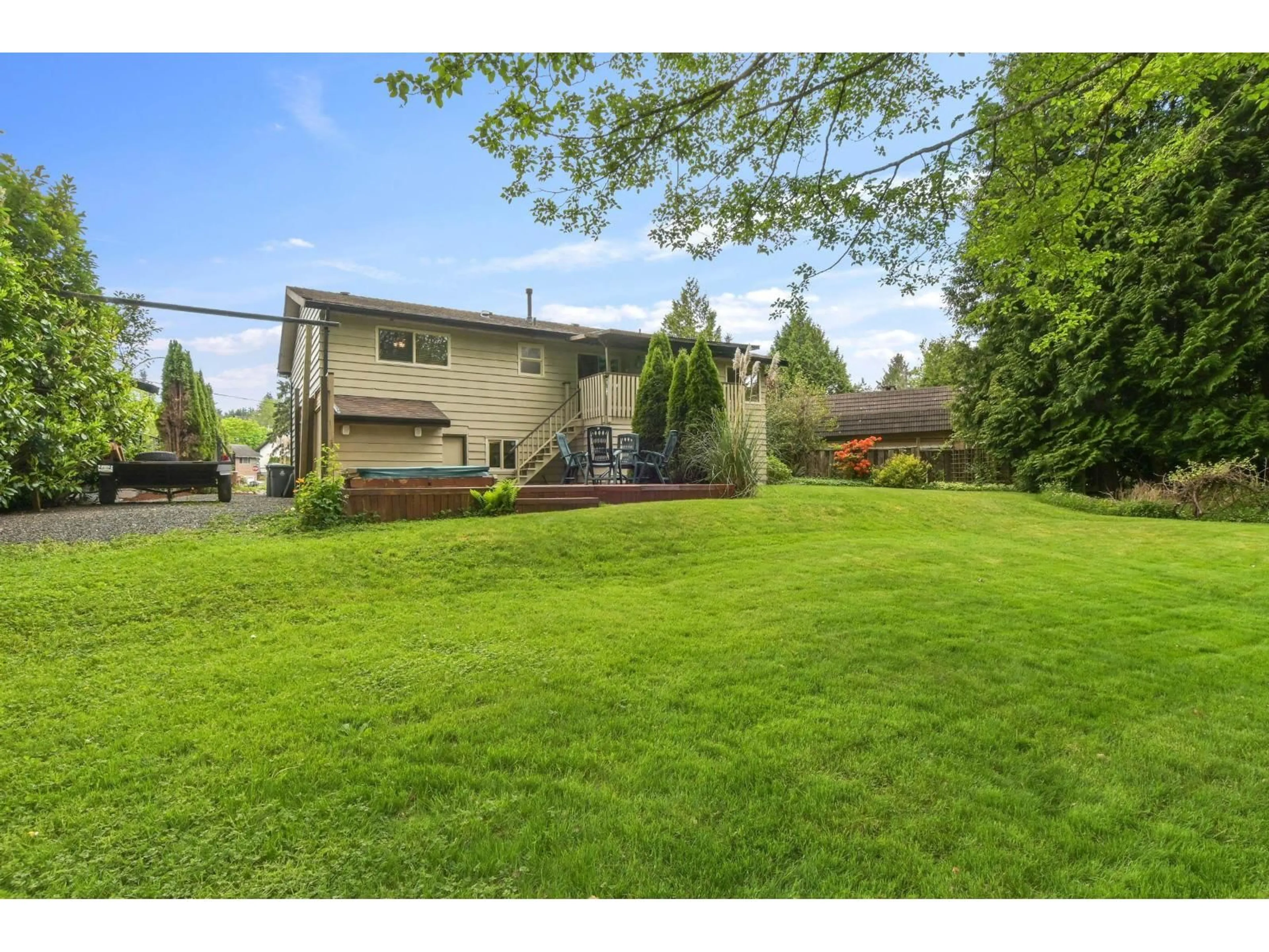 A pic from outside/outdoor area/front of a property/back of a property/a pic from drone, unknown for 7978 141A STREET, Surrey British Columbia V3W6L6