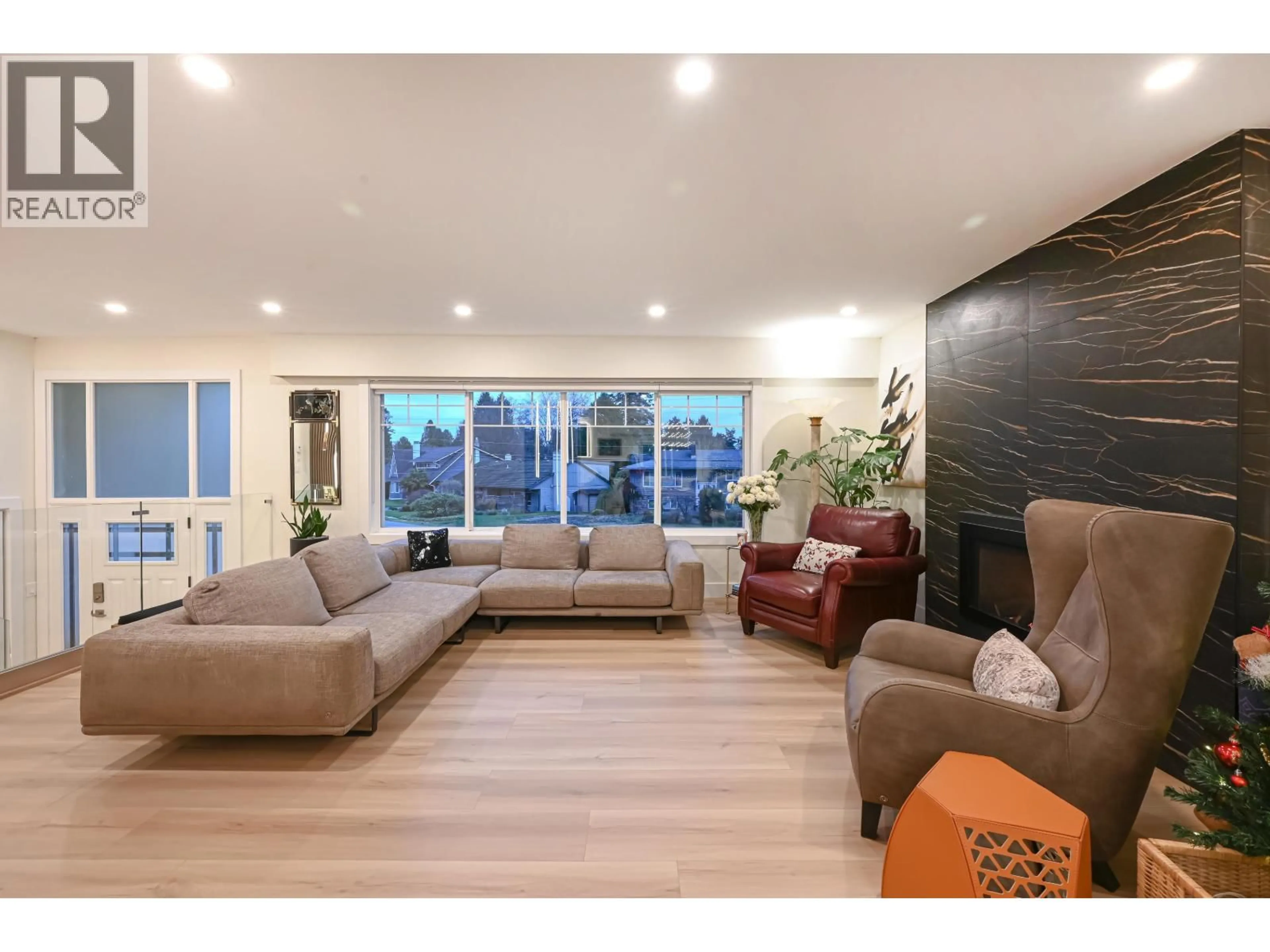 Living room with furniture, unknown for 1409 WINDSOR CRESCENT, Delta British Columbia V4M3C3