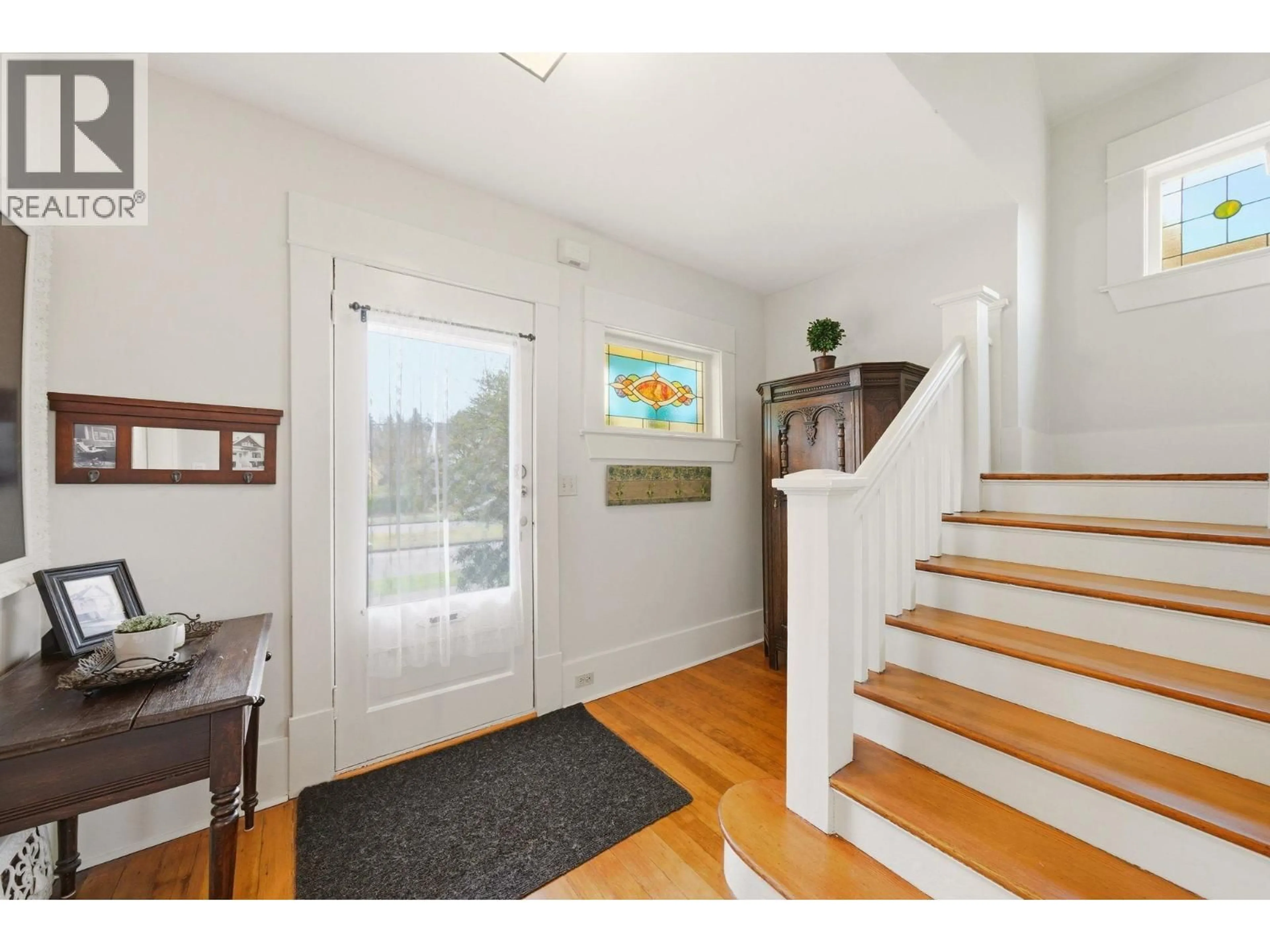 Indoor entryway for 416 SECOND STREET, New Westminster British Columbia V3L2L4